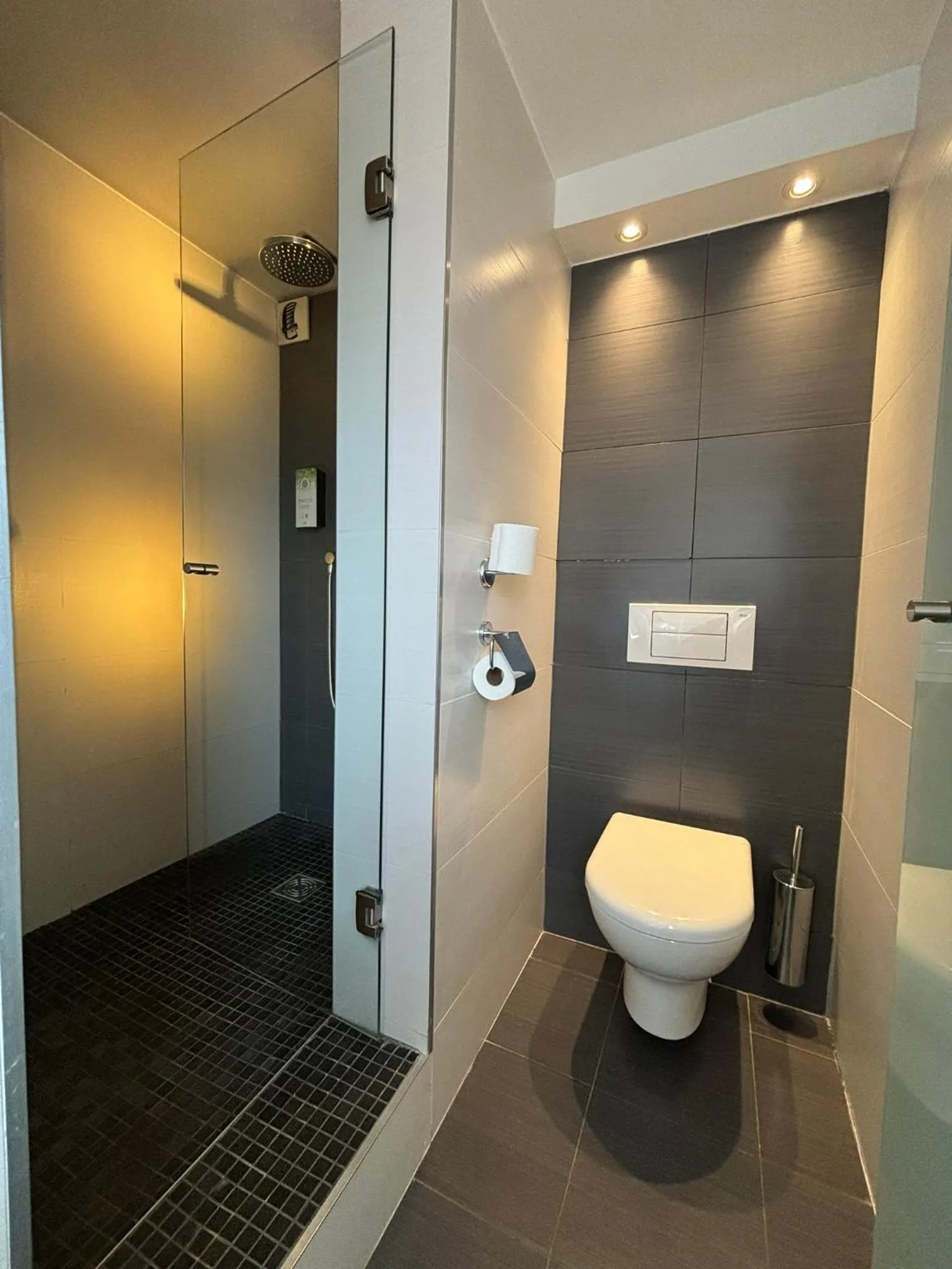 Bathroom in Kyriad Bordeaux Lormont