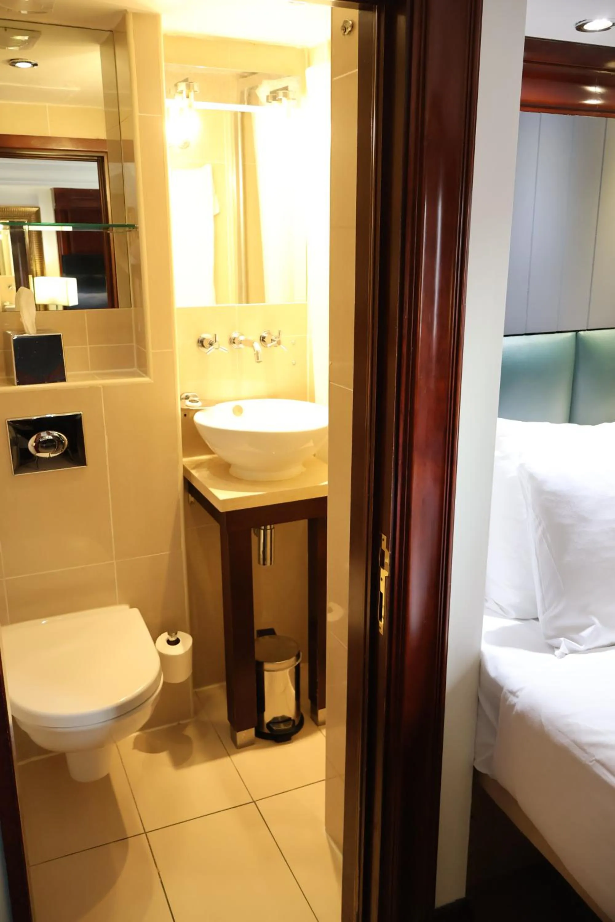 Shower, Bed in Dreamtel London Kensington