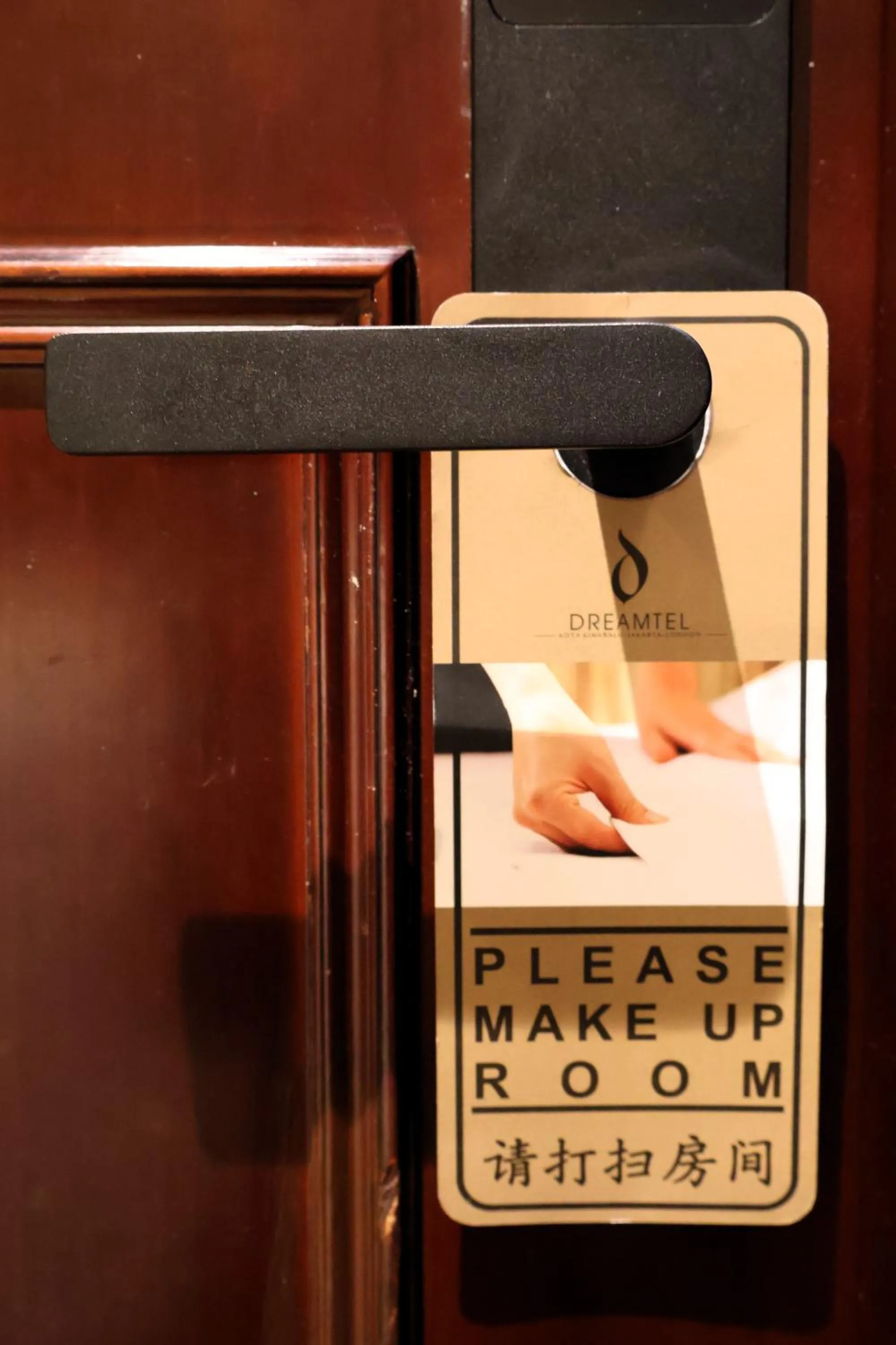 Text overlay in Dreamtel London Kensington