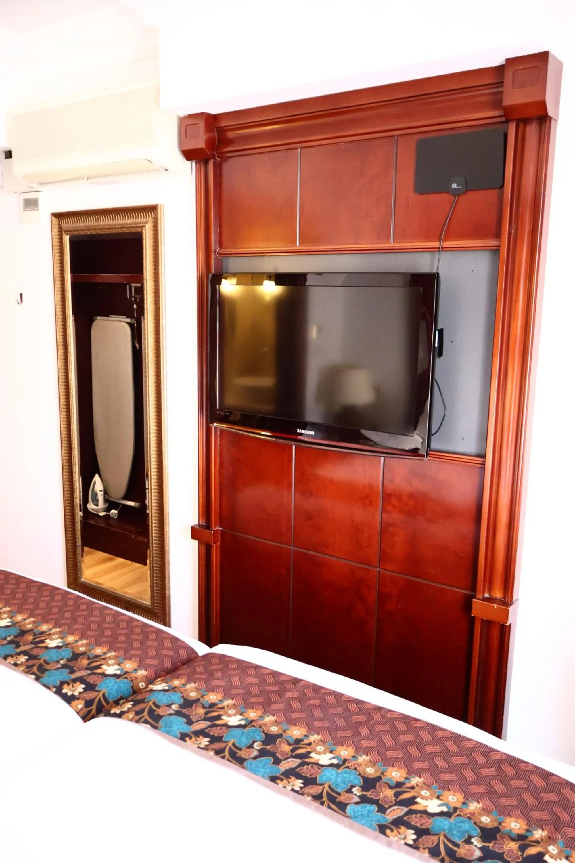 TV and multimedia in Dreamtel London Kensington