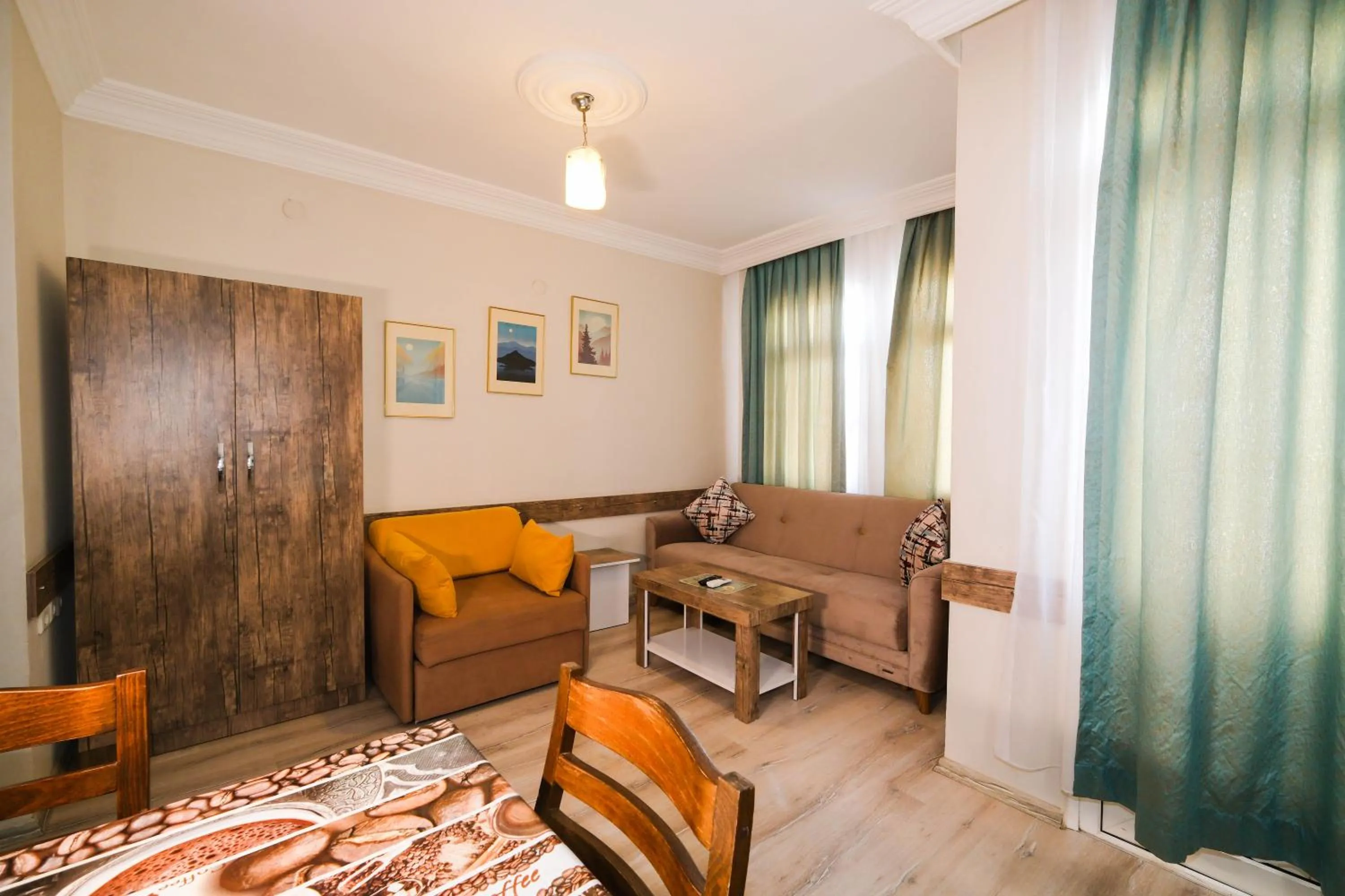 Family in Cleopatra King Apart