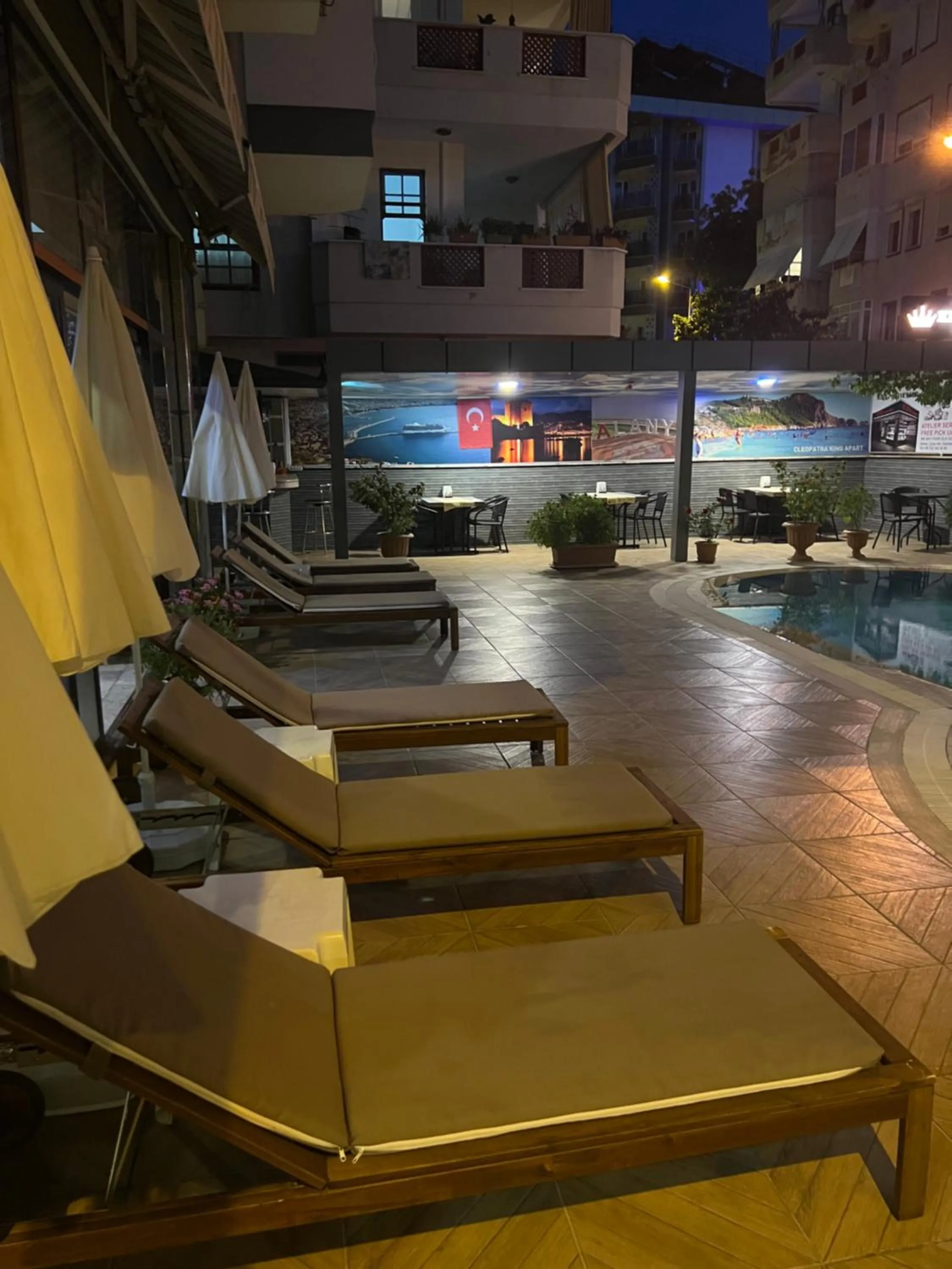 Night in Cleopatra King Apart