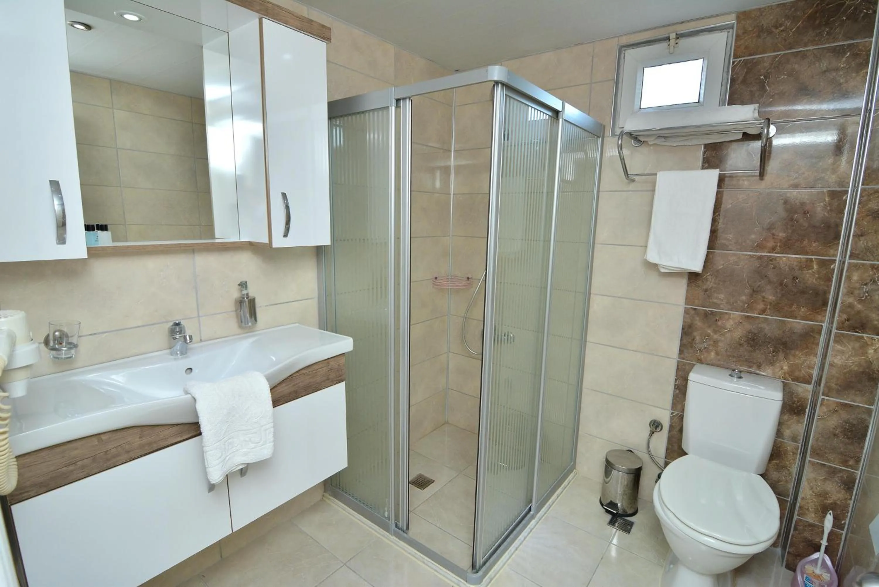 Shower in Cleopatra King Apart