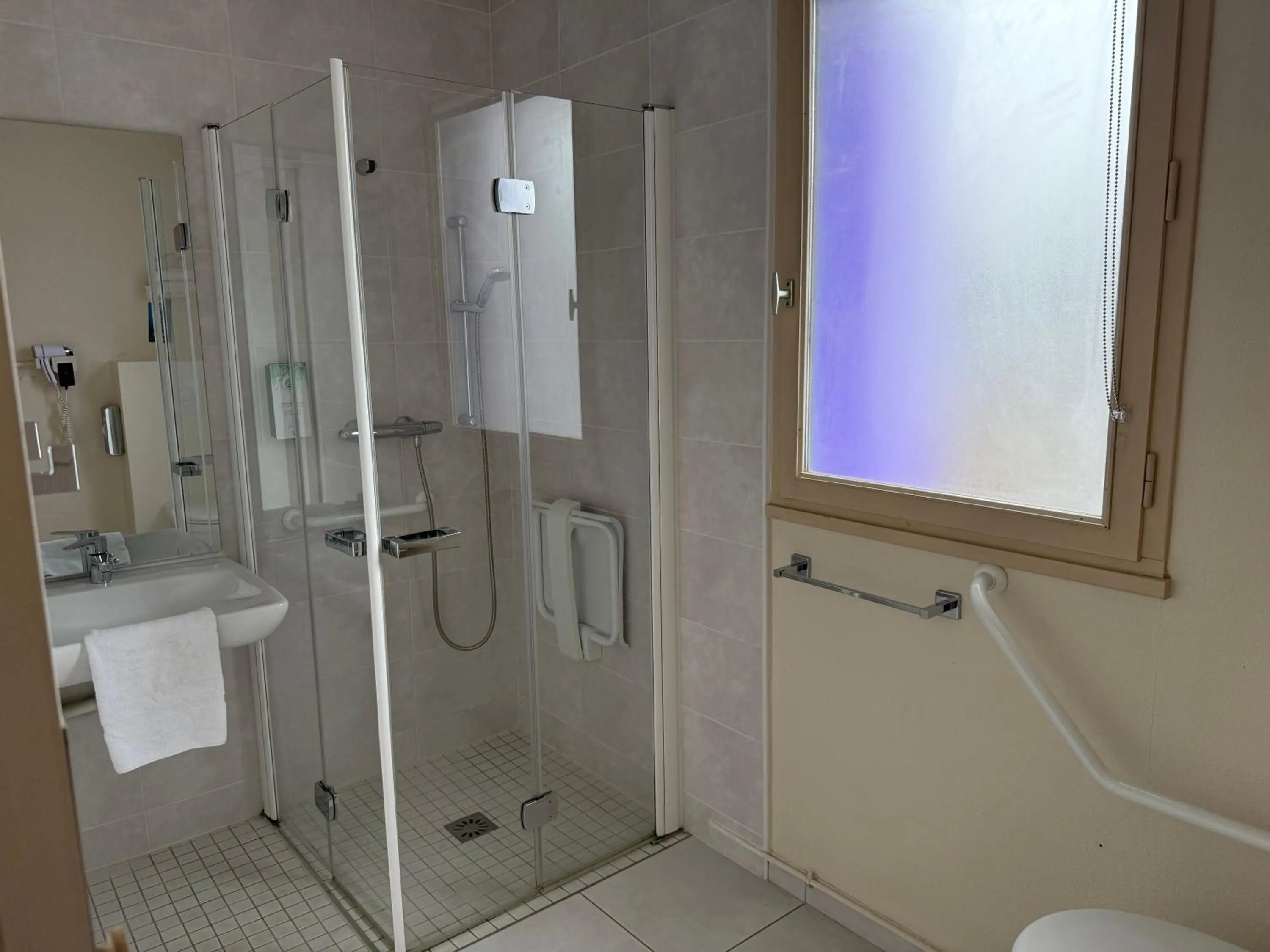 Shower in Kyriad Rennes Sud - Cesson Chantepie