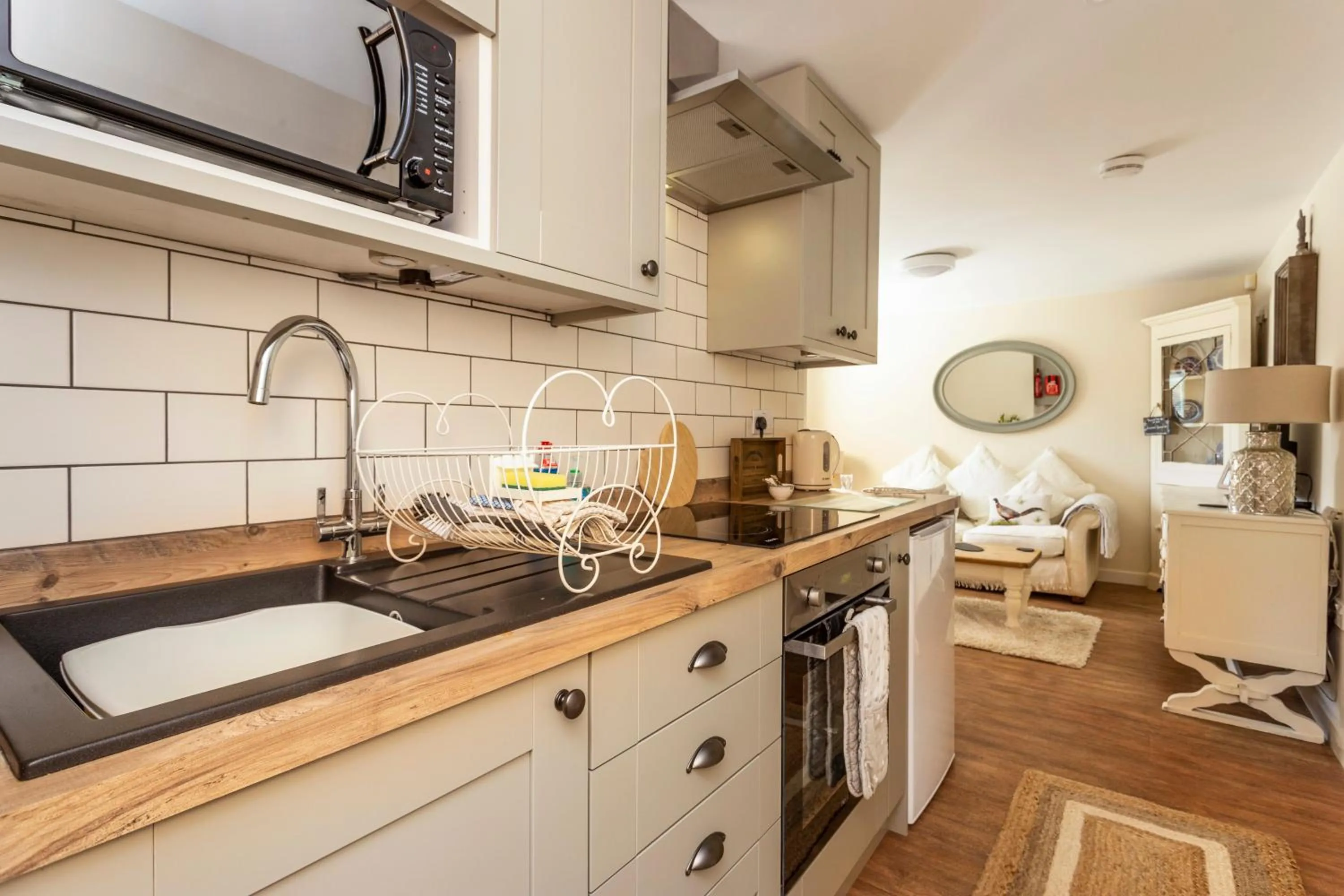 Kitchen or kitchenette in Bridge Farm Holiday Cottages