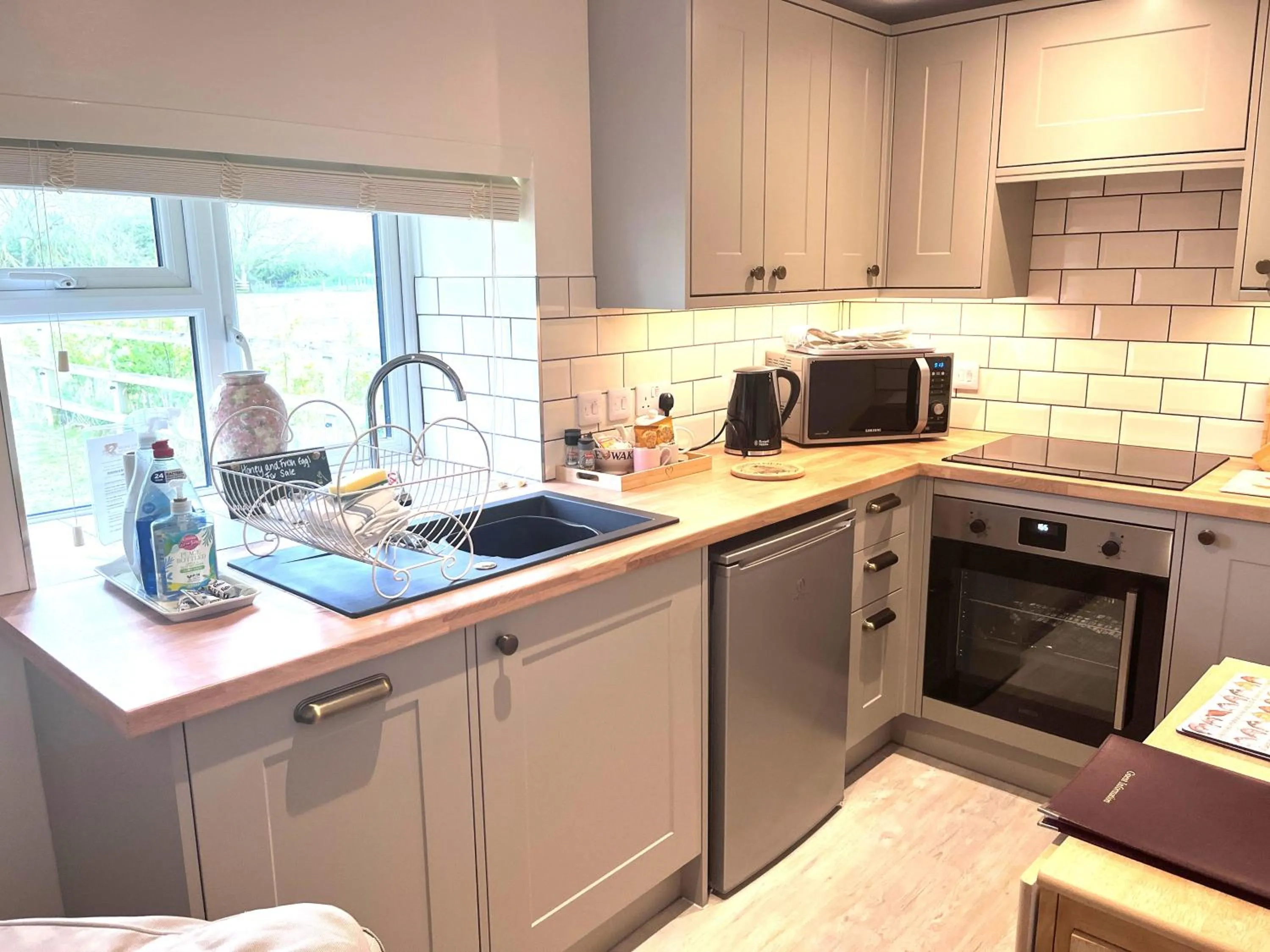 Kitchen or kitchenette in Bridge Farm Holiday Cottages