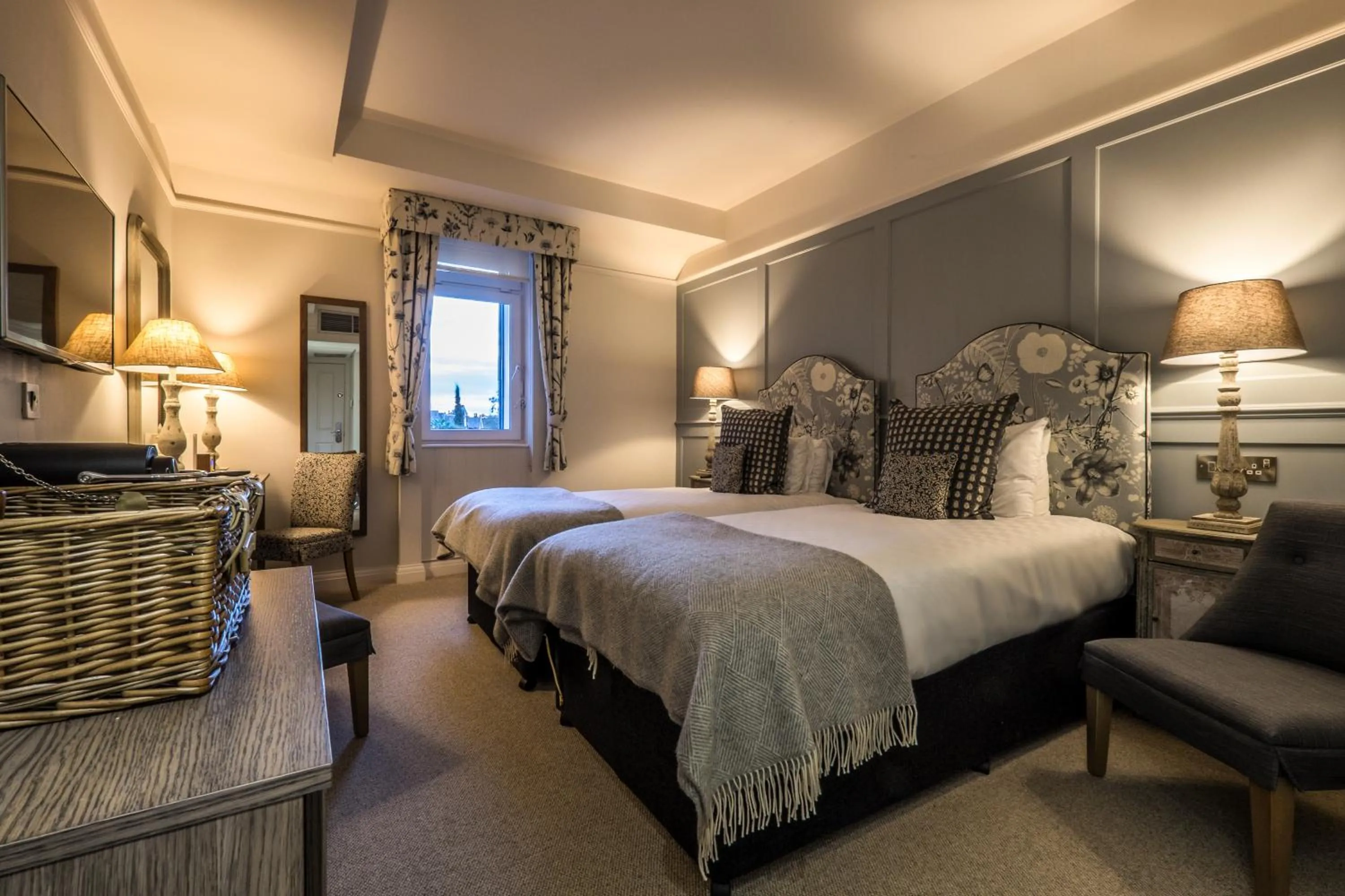 Bedroom, Bed in Coach & Horses Hotel