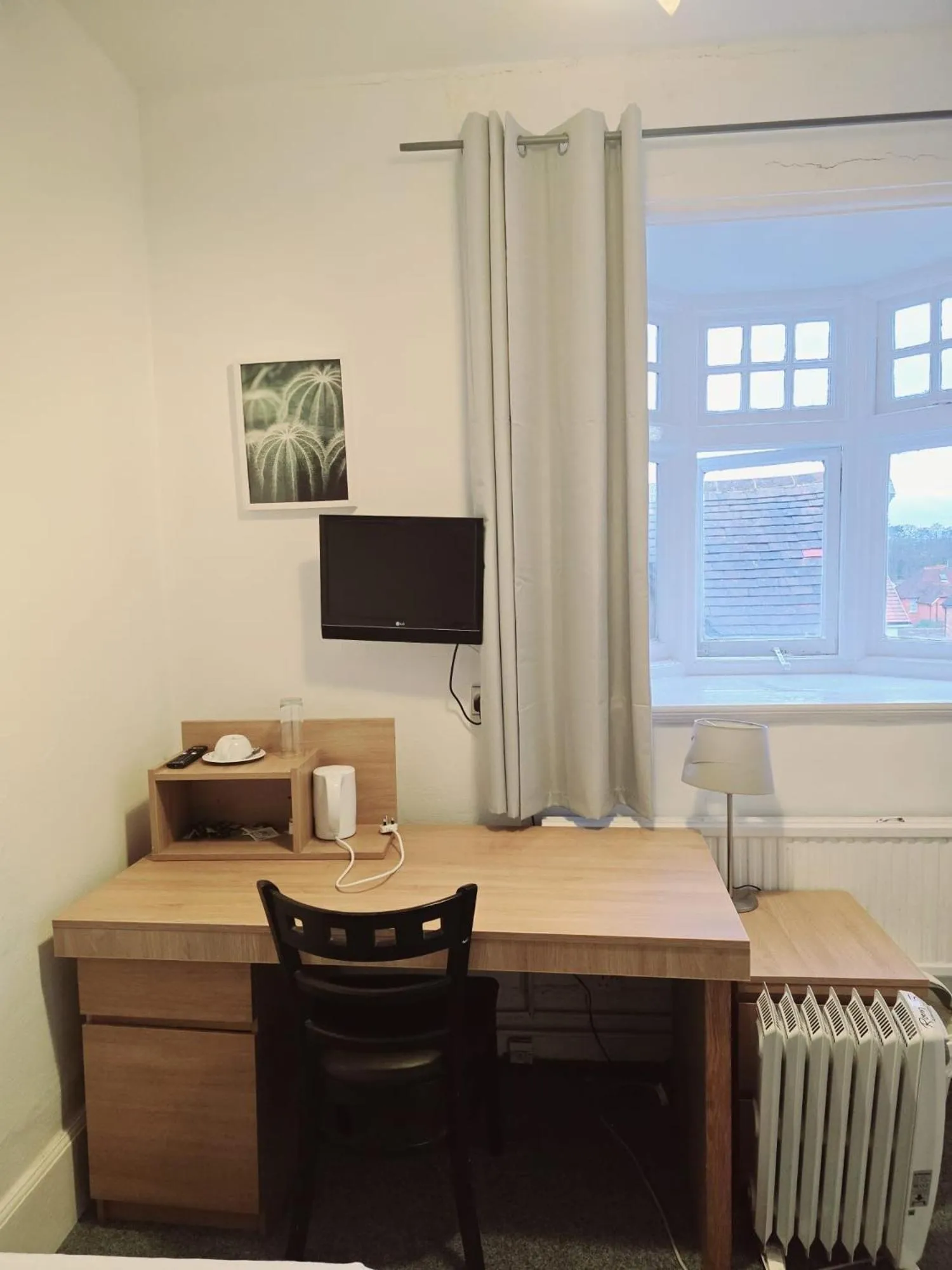 Bedroom in Kingswood Hotel