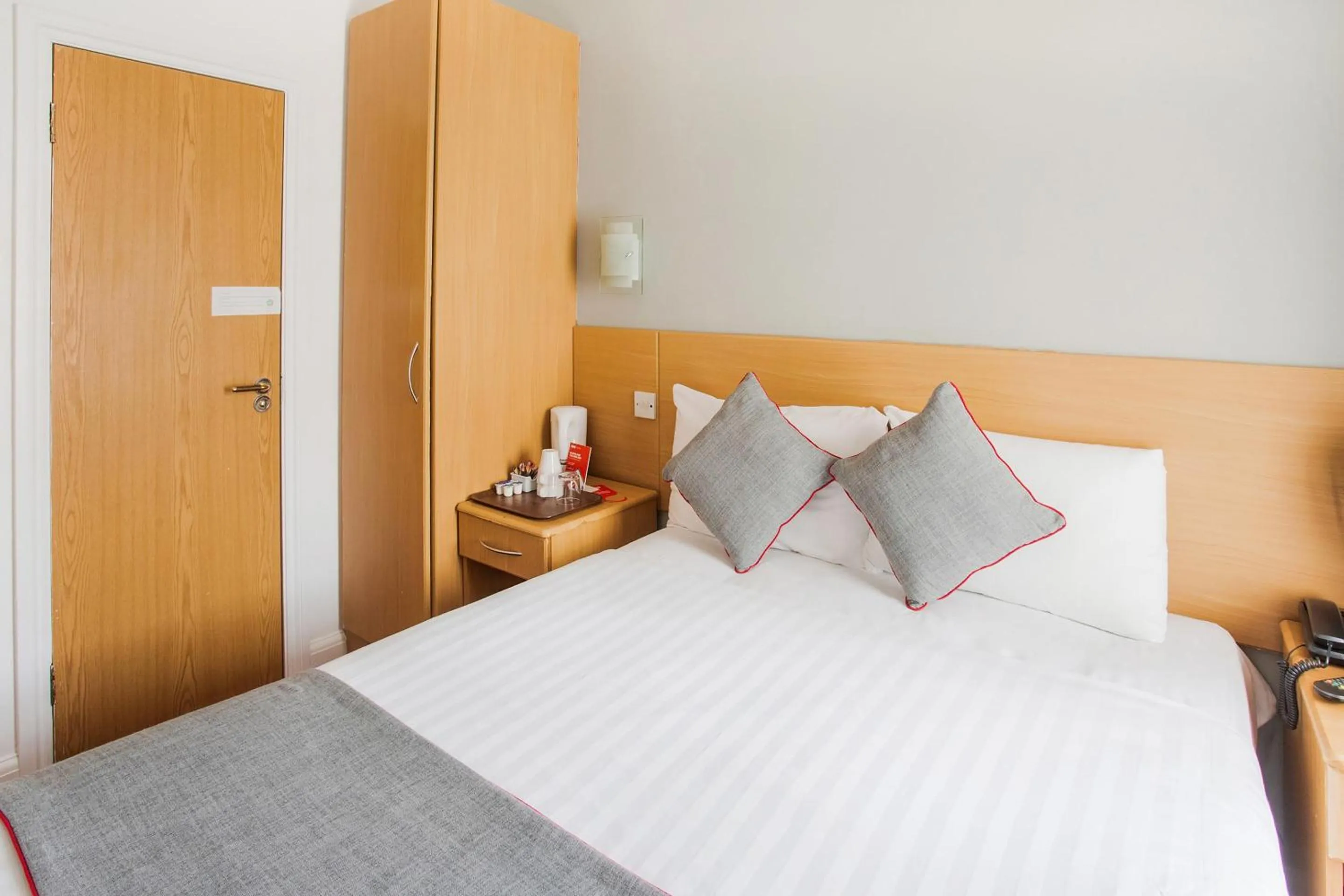 Bedroom, Bed in OYO London Guest House