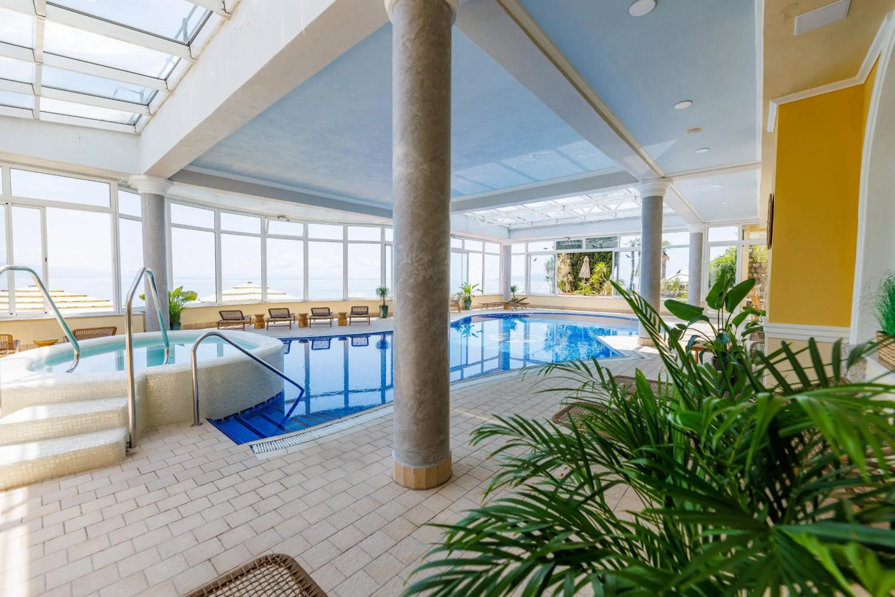 Hot Tub in Hotel Savoy