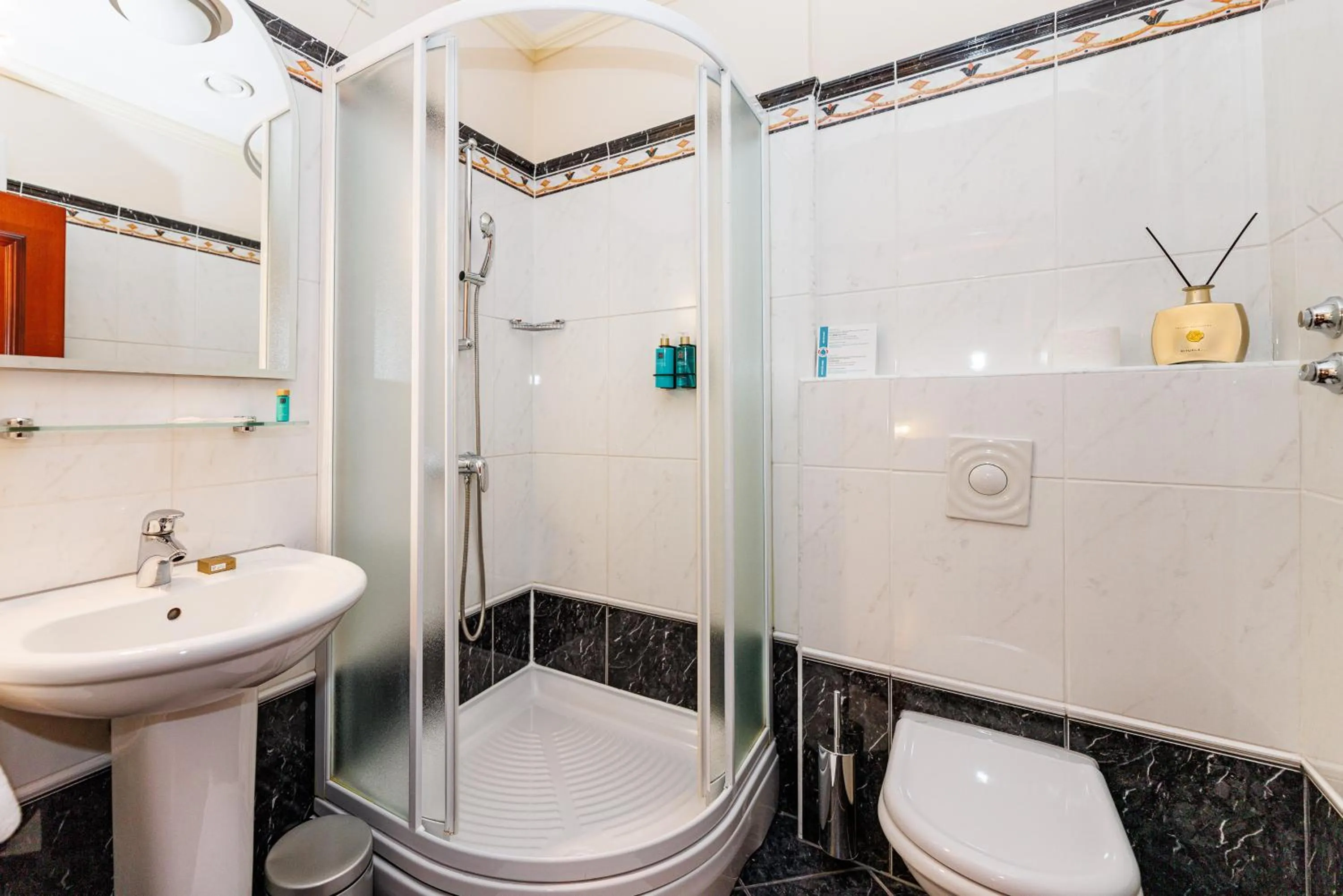 Shower in Hotel Savoy