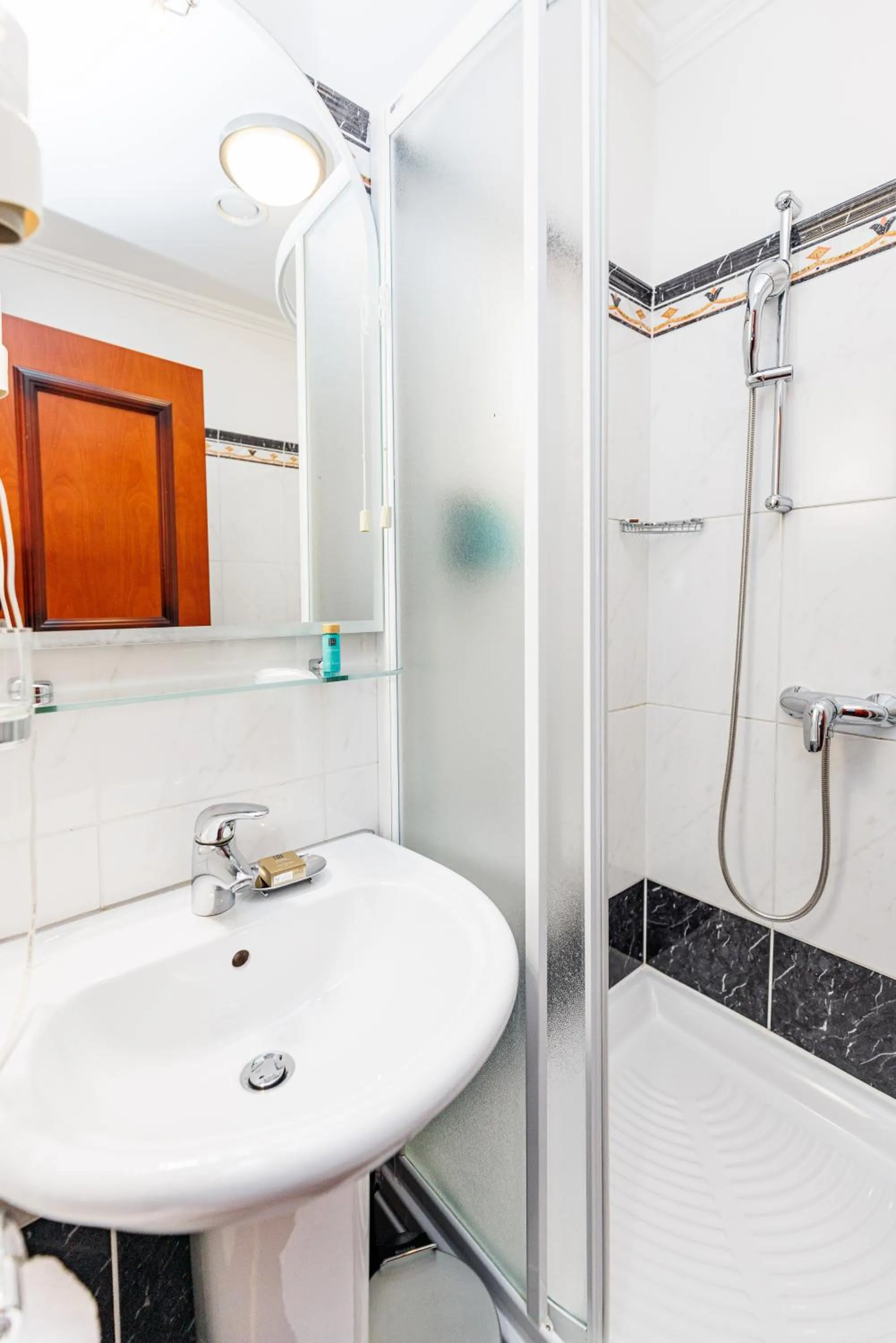 Shower in Hotel Savoy