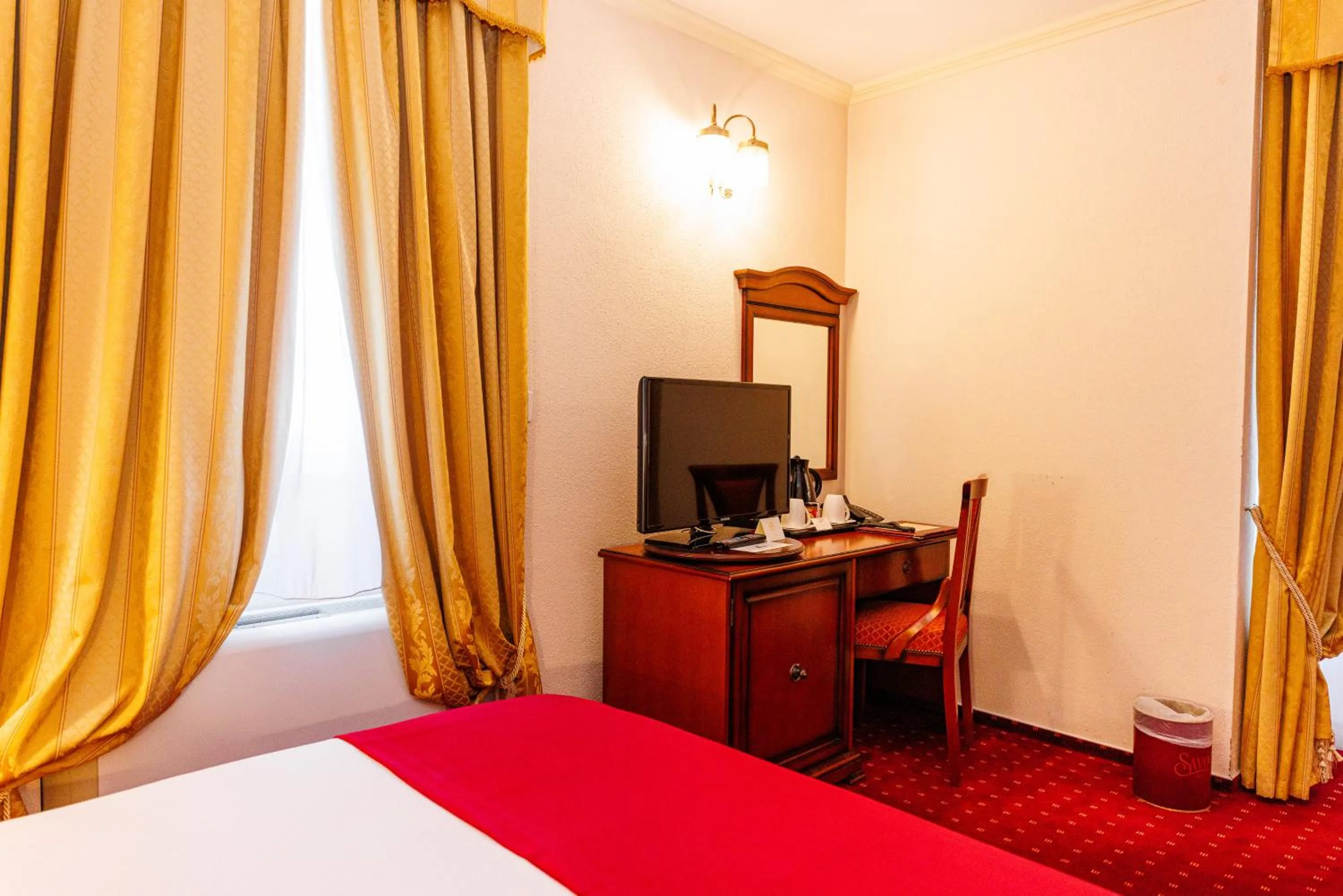 TV and multimedia, Bed in Hotel Savoy