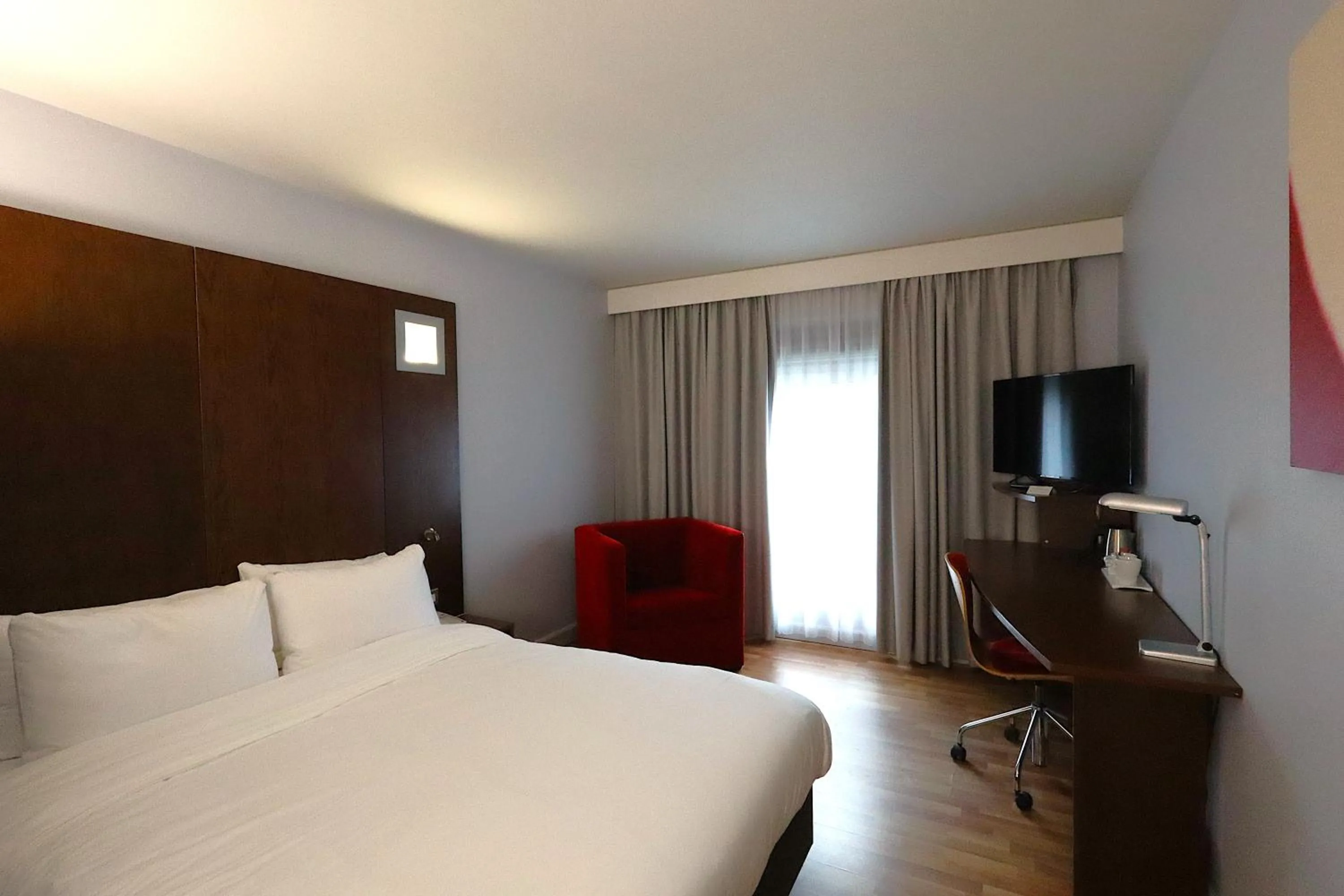 Bedroom, Bed in Park Inn by Radisson Birmingham Walsall