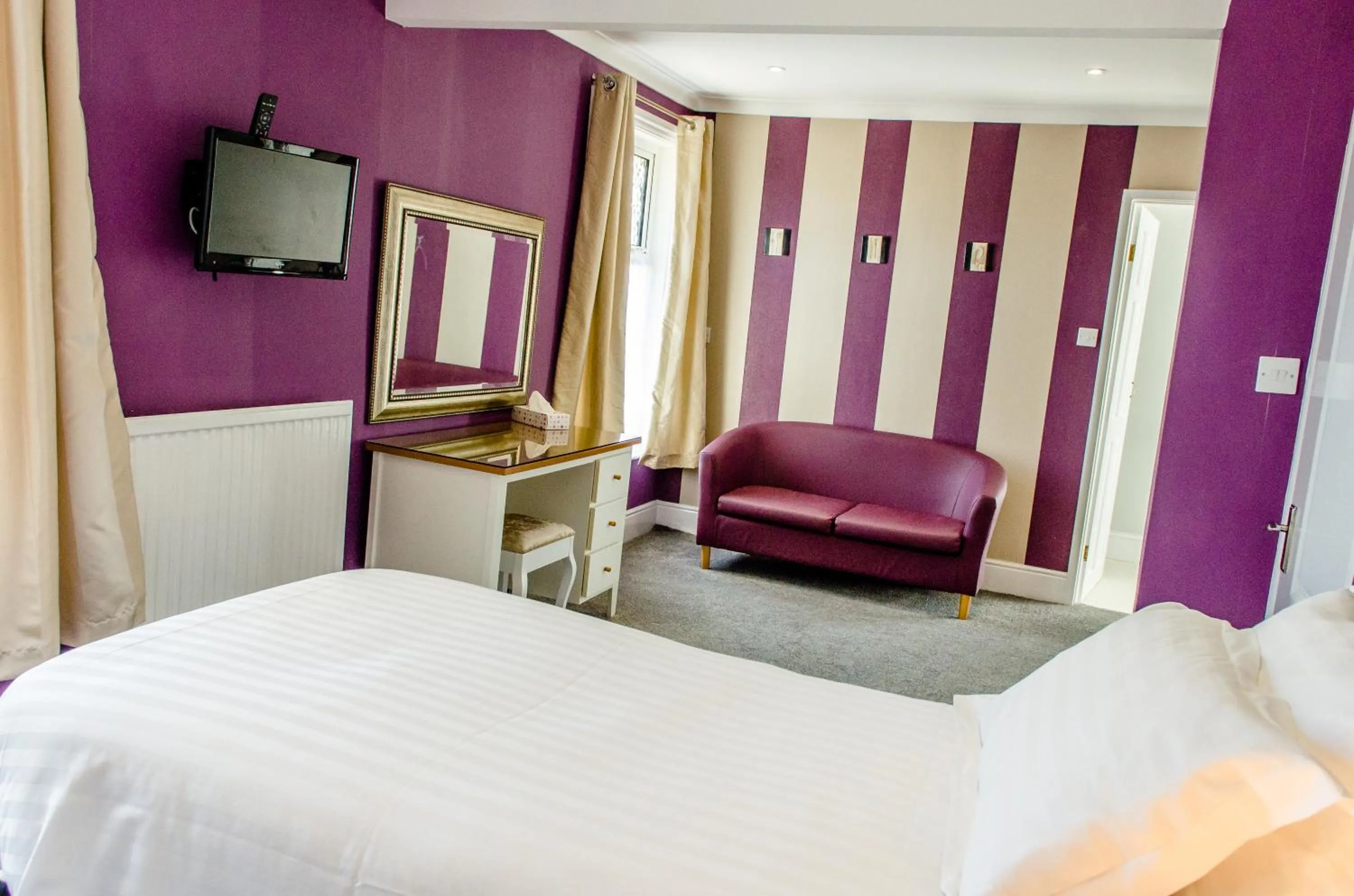 Bedroom, Bed in The Avenue