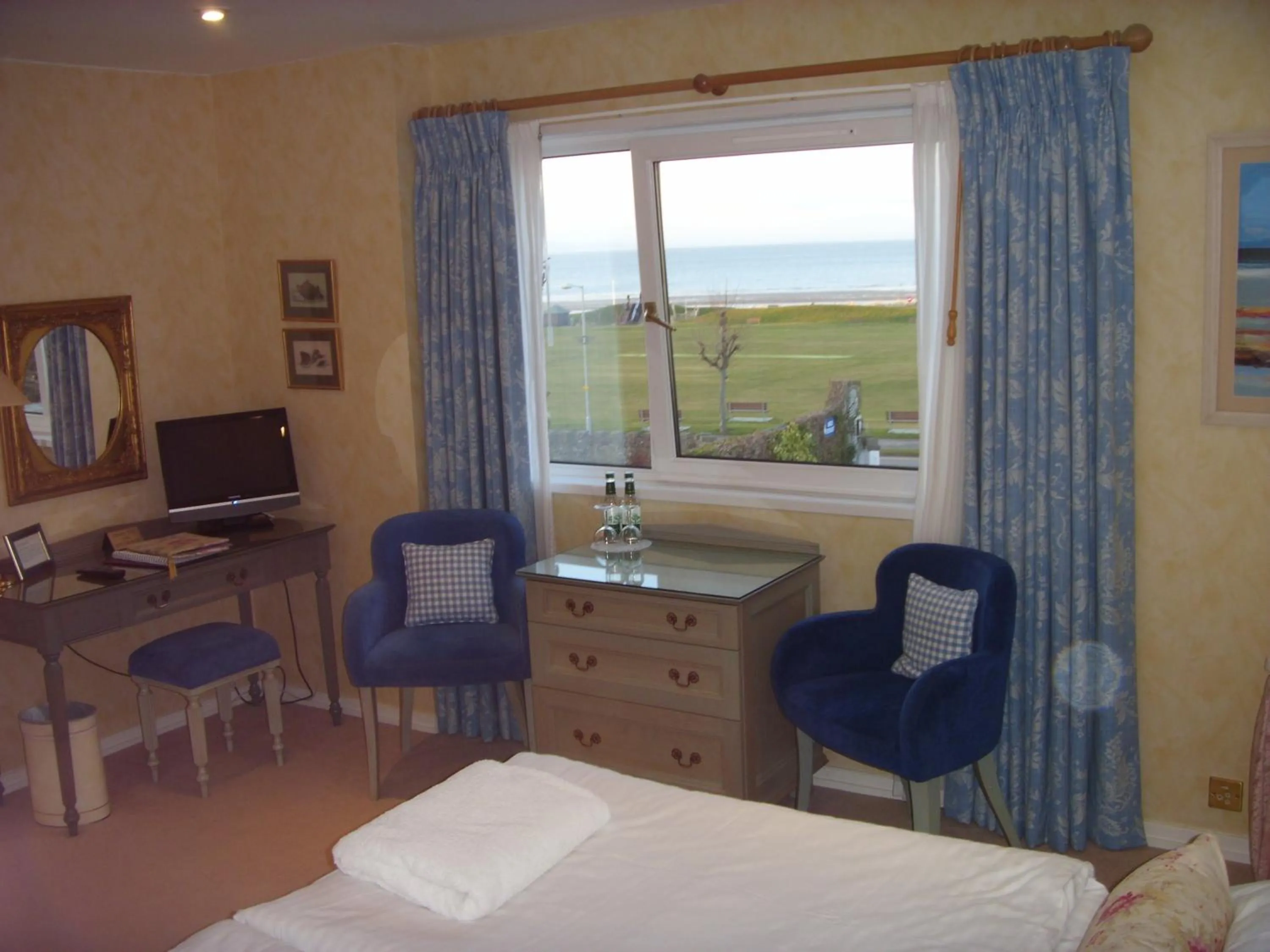 Bedroom, Bed in Sunny Brae Bed & Breakfast