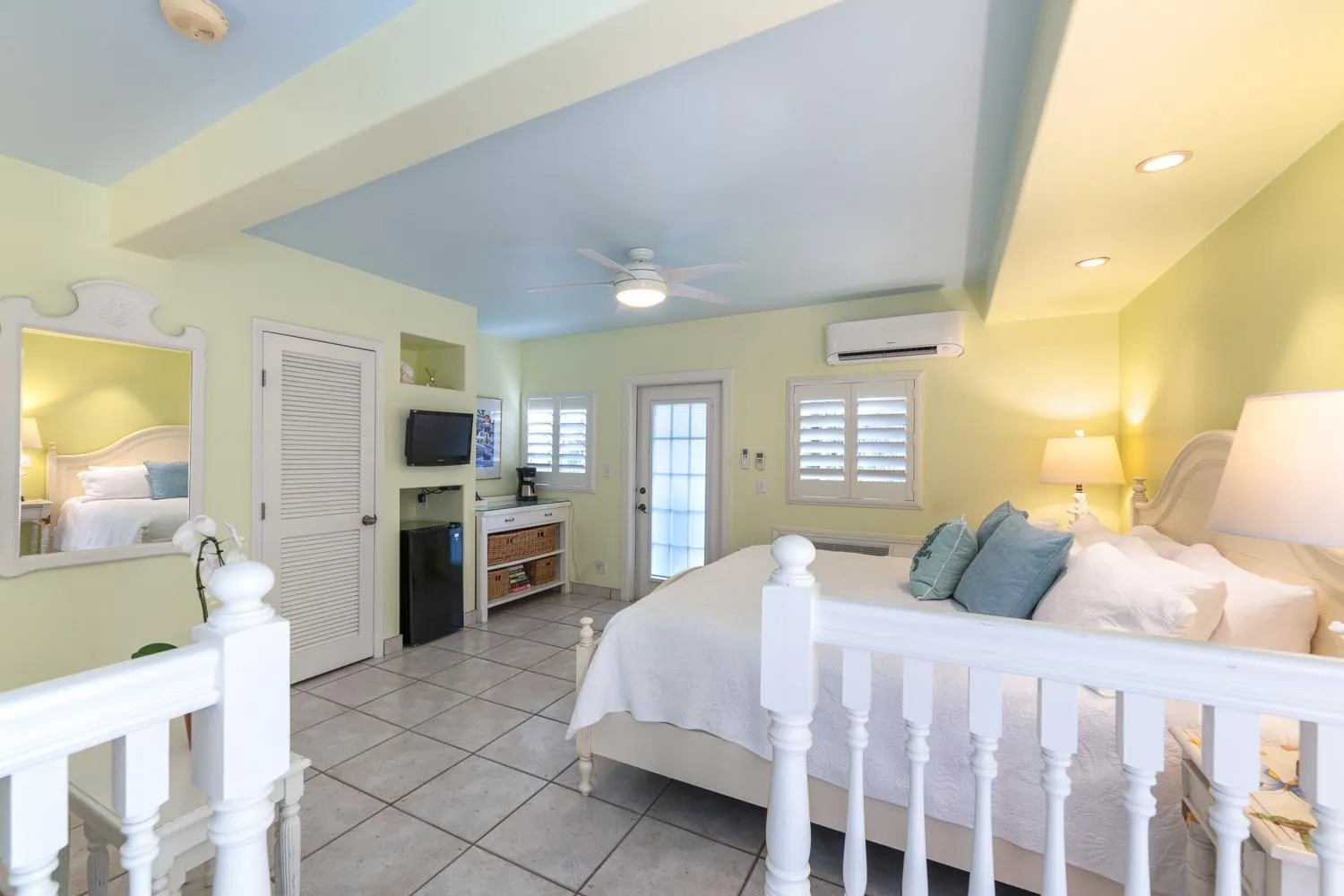 Bed in Kona Kai Resort and Gallery