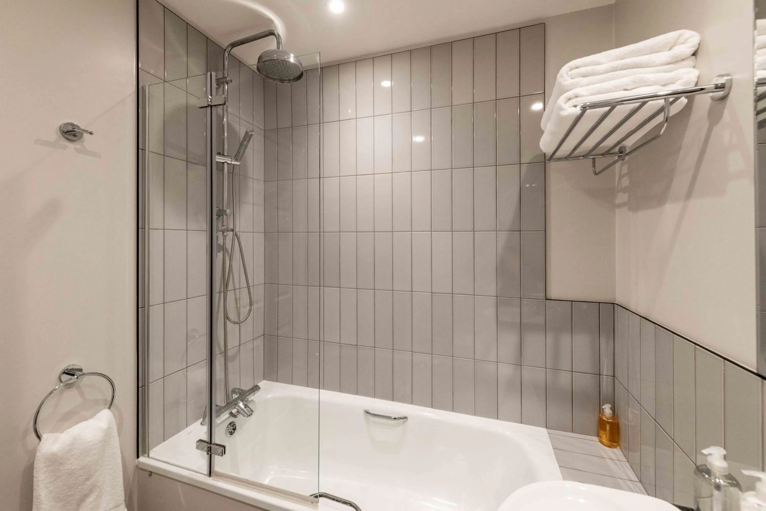 Shower in Wisteria Hotel