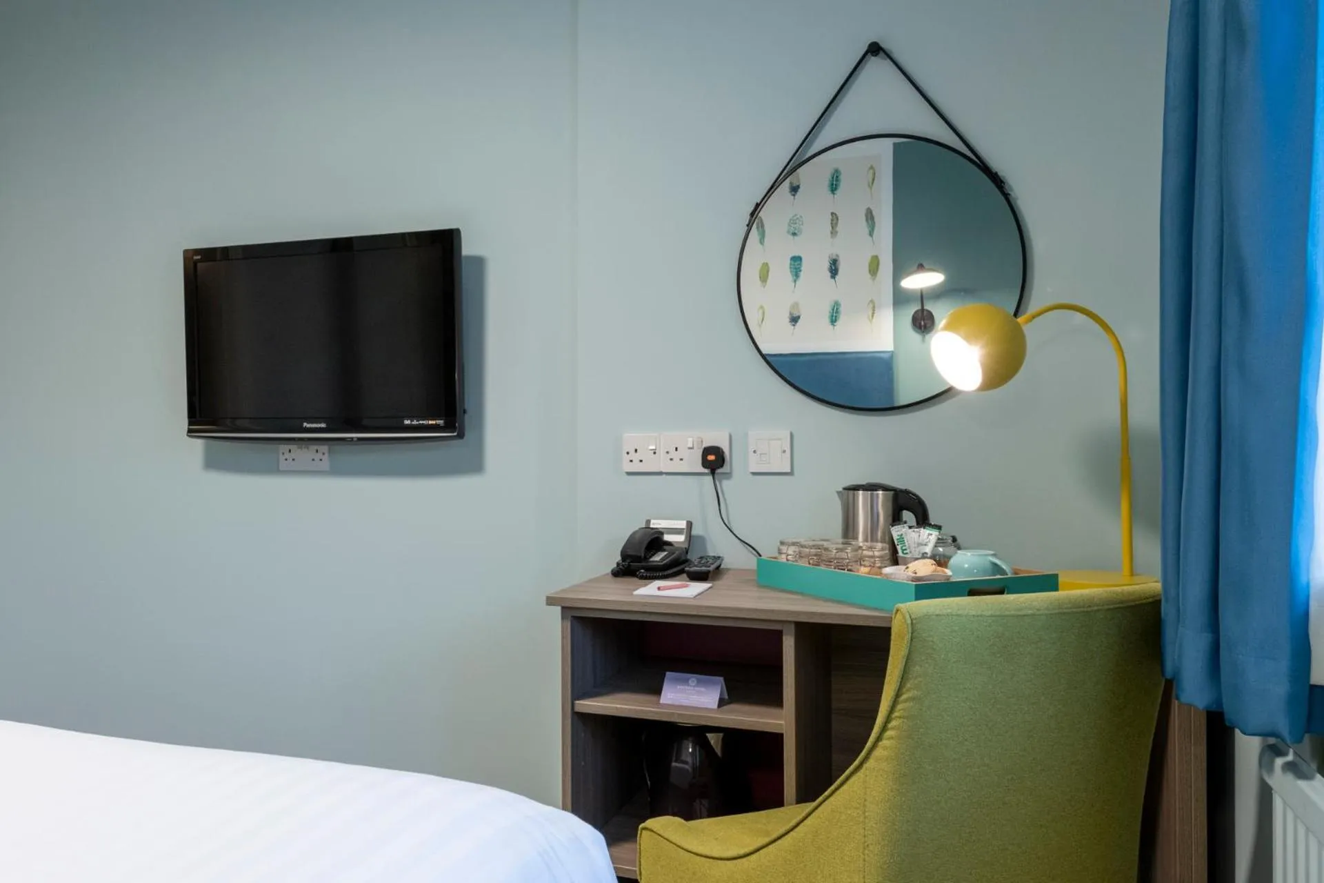 TV and multimedia, Bed in Wisteria Hotel