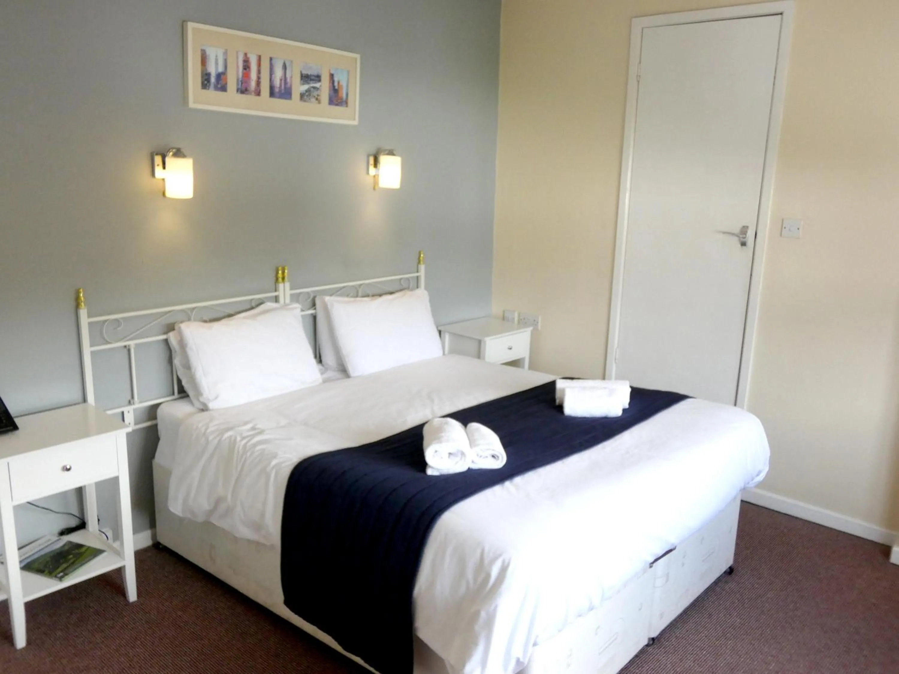 Bedroom, Bed in The Riverside Hotel