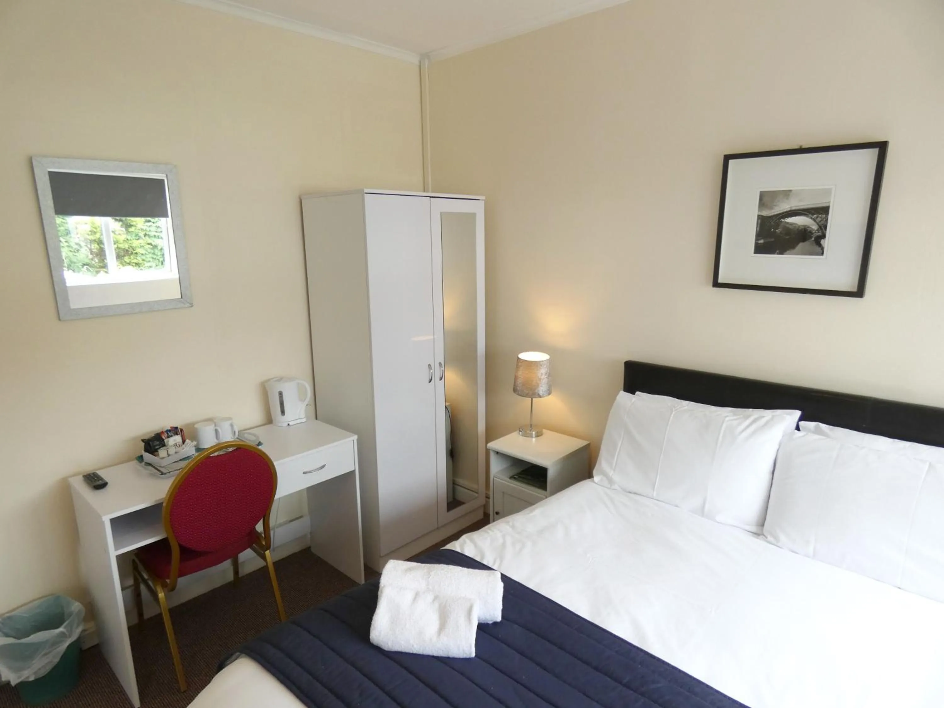 Bedroom, Bed in The Riverside Hotel