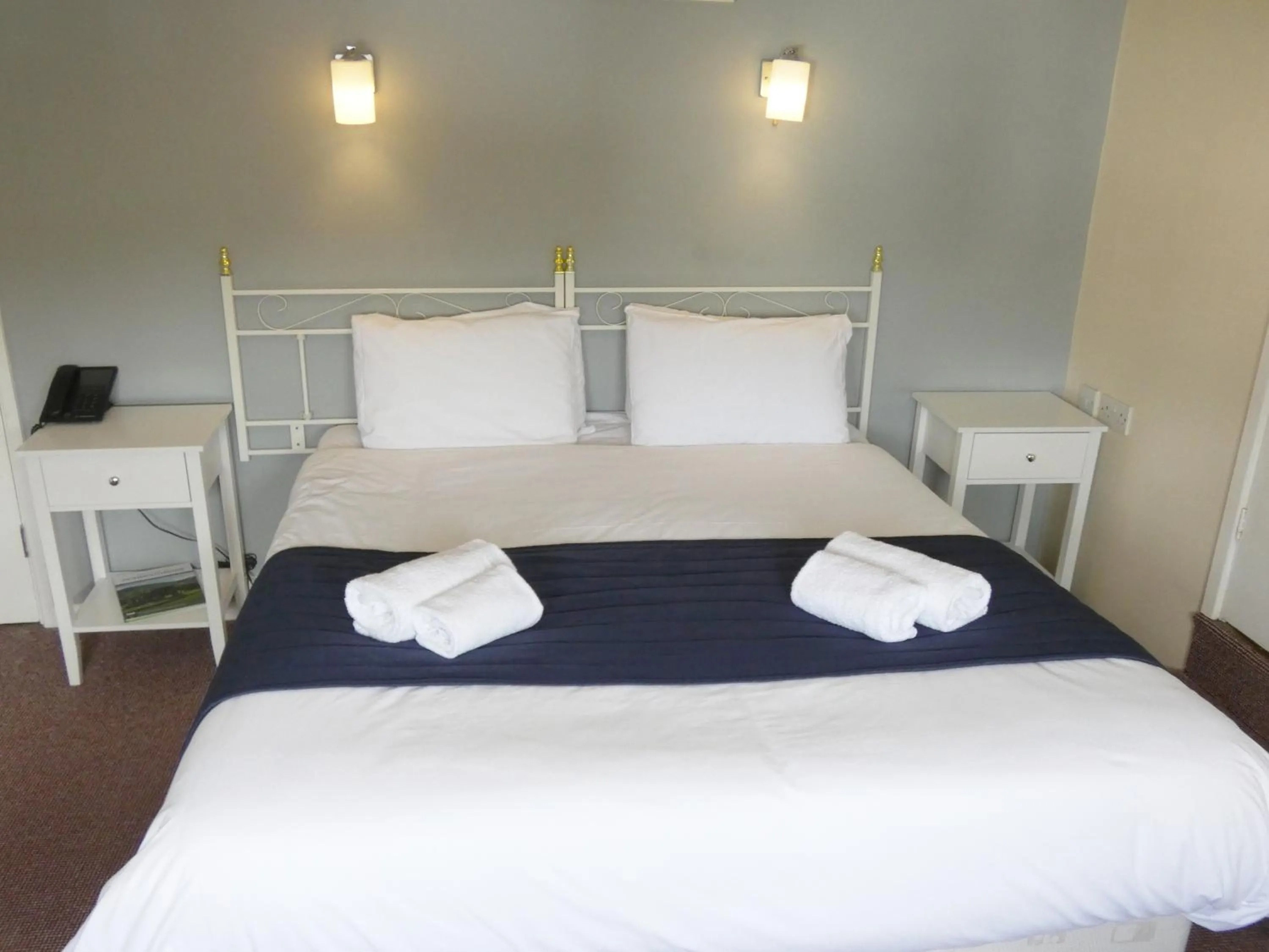 Bedroom, Bed in The Riverside Hotel