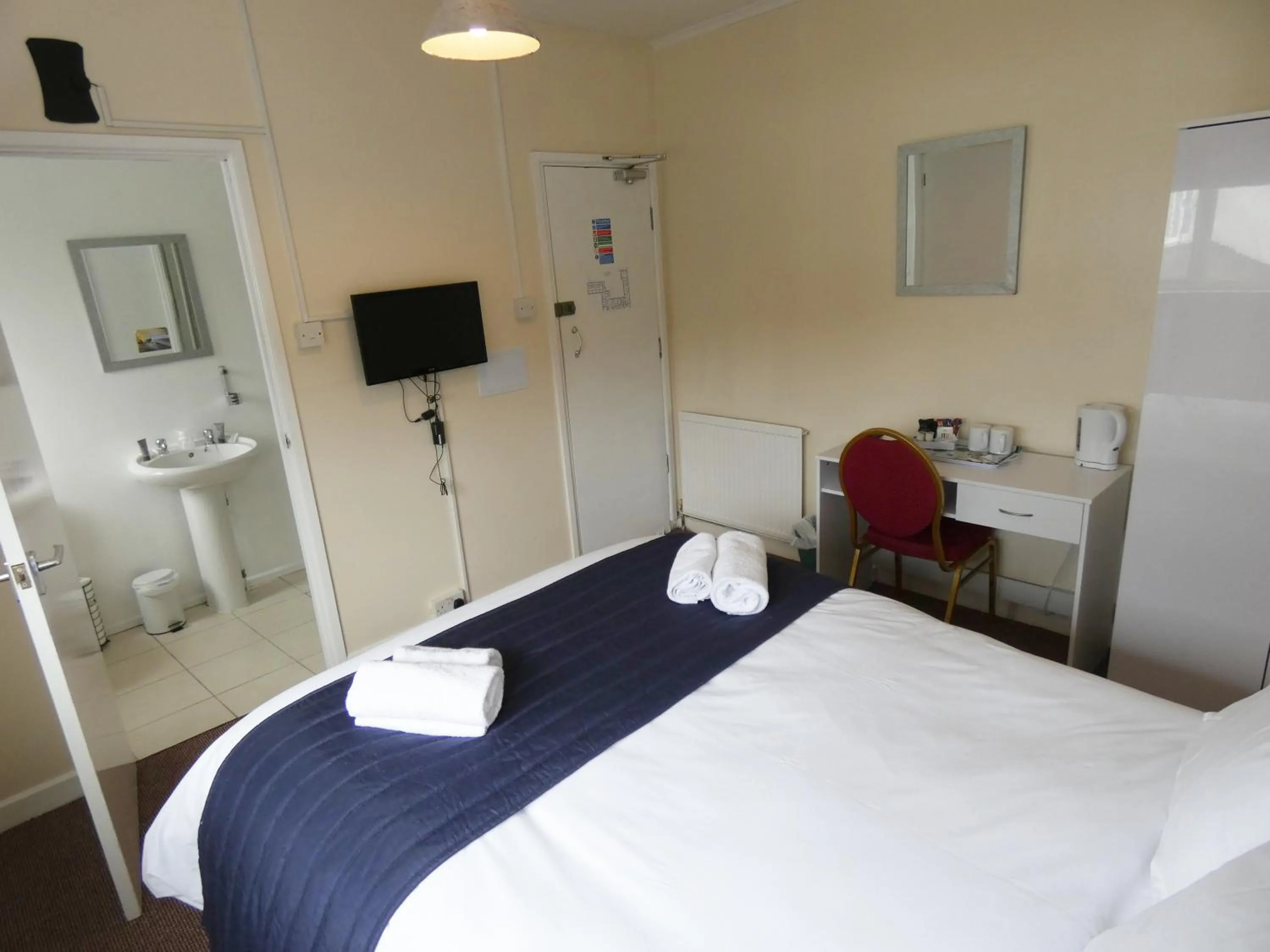 Bedroom, Bed in The Riverside Hotel