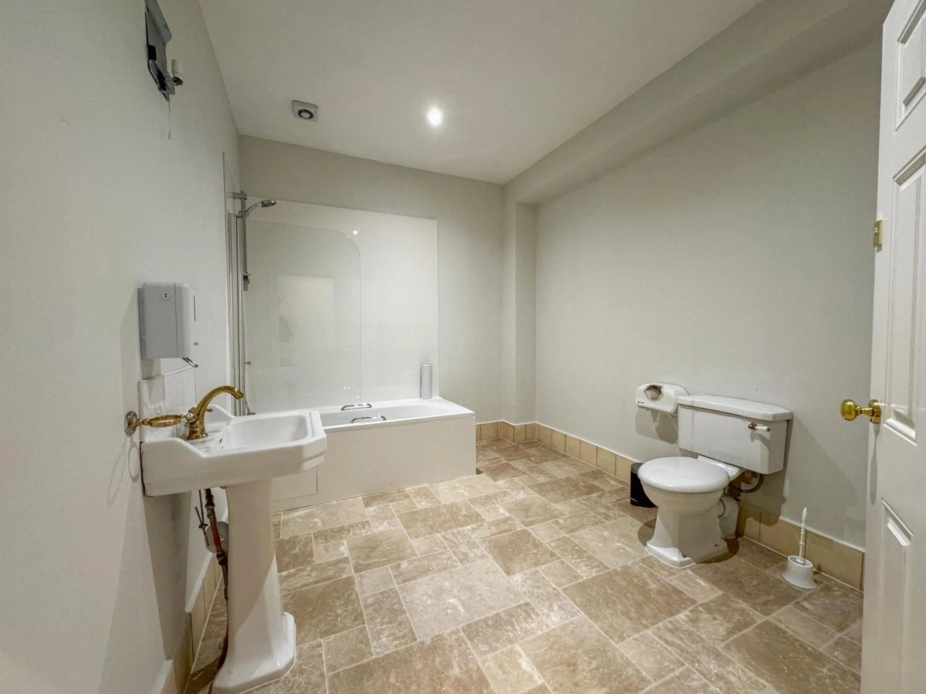 Bath in The Dawson Hostel - DUBLIN