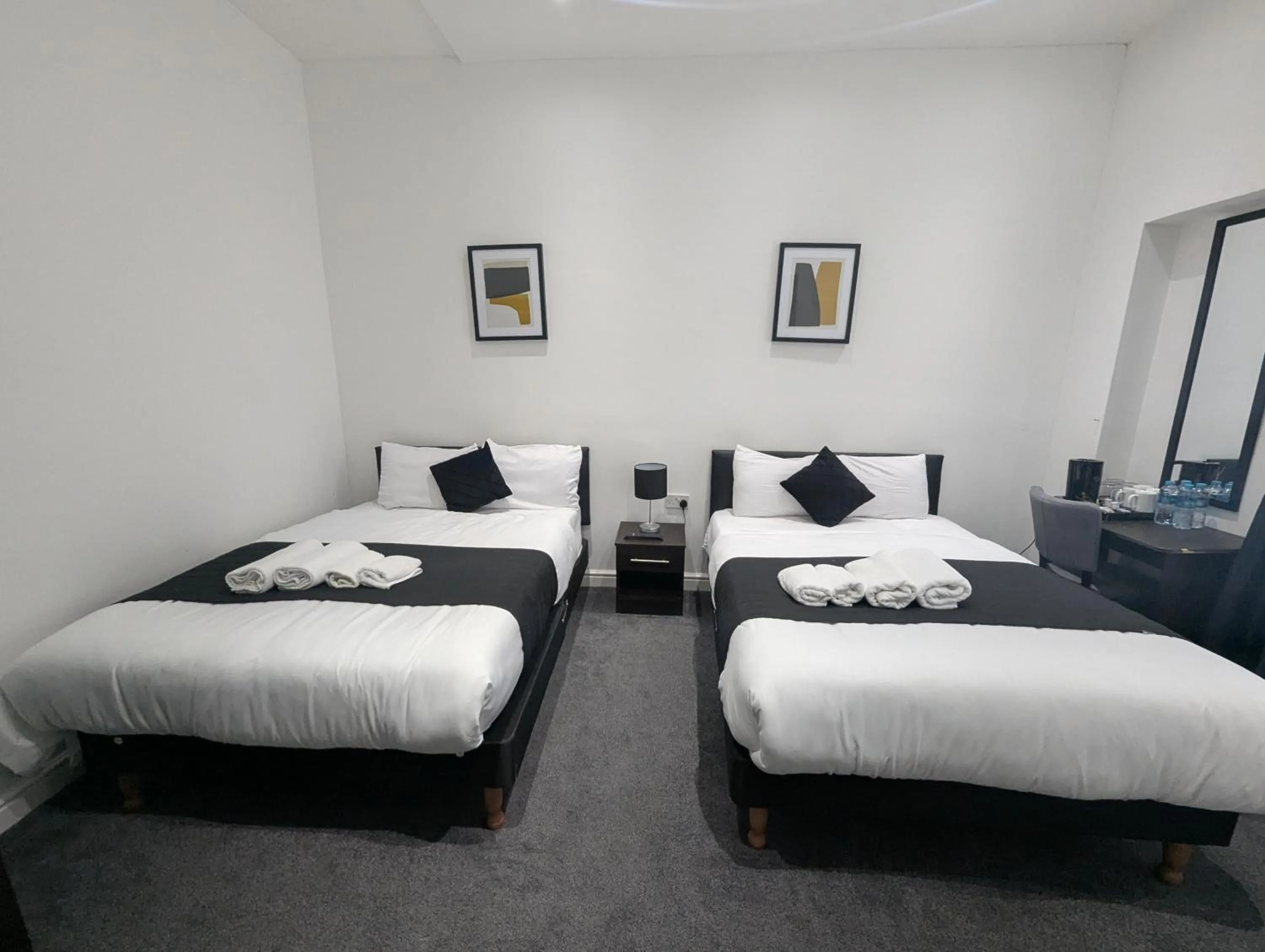 Bed in OYO Firs Lodge London Heathrow
