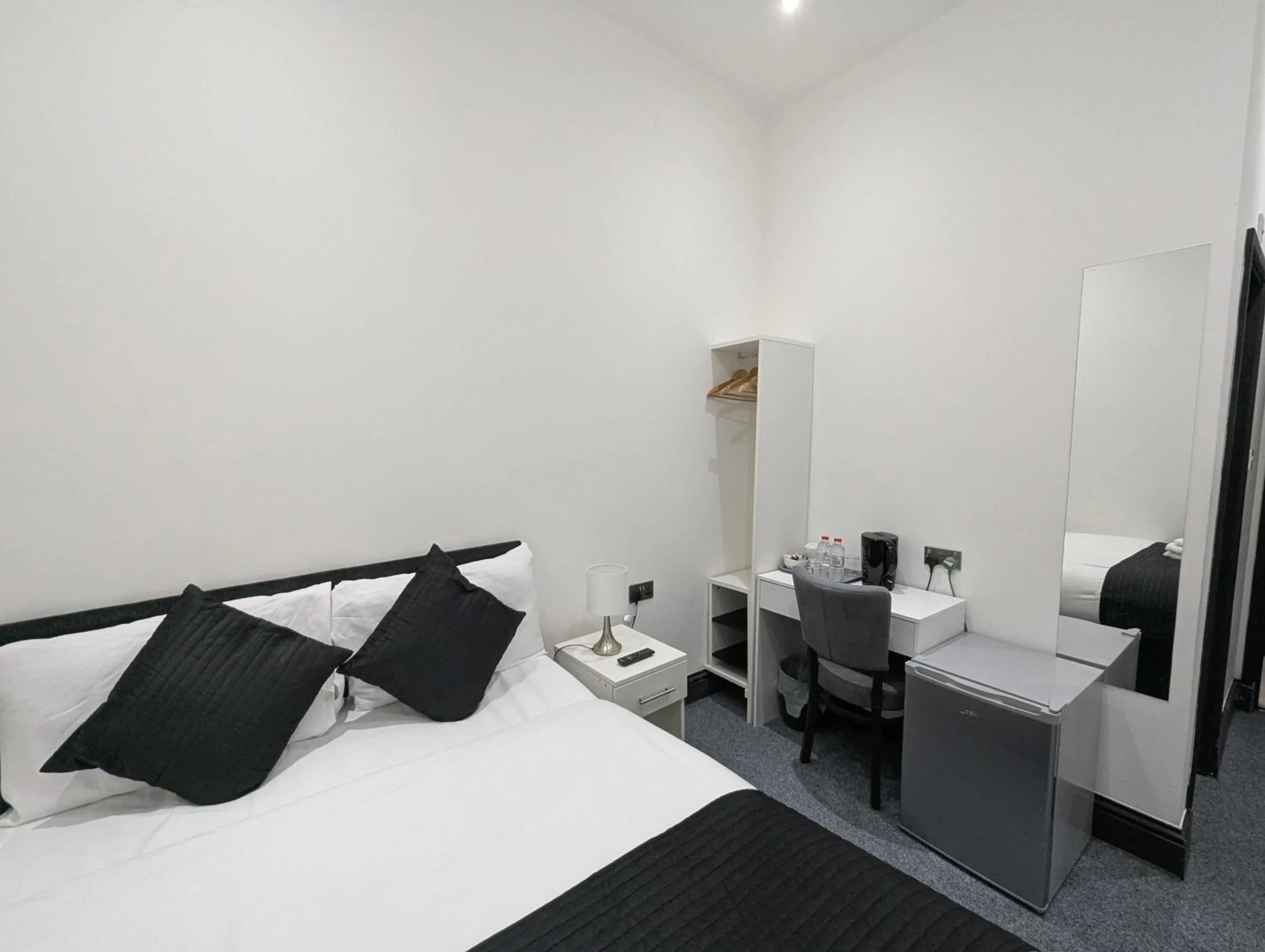 Bedroom, Bed in OYO Firs Lodge London Heathrow