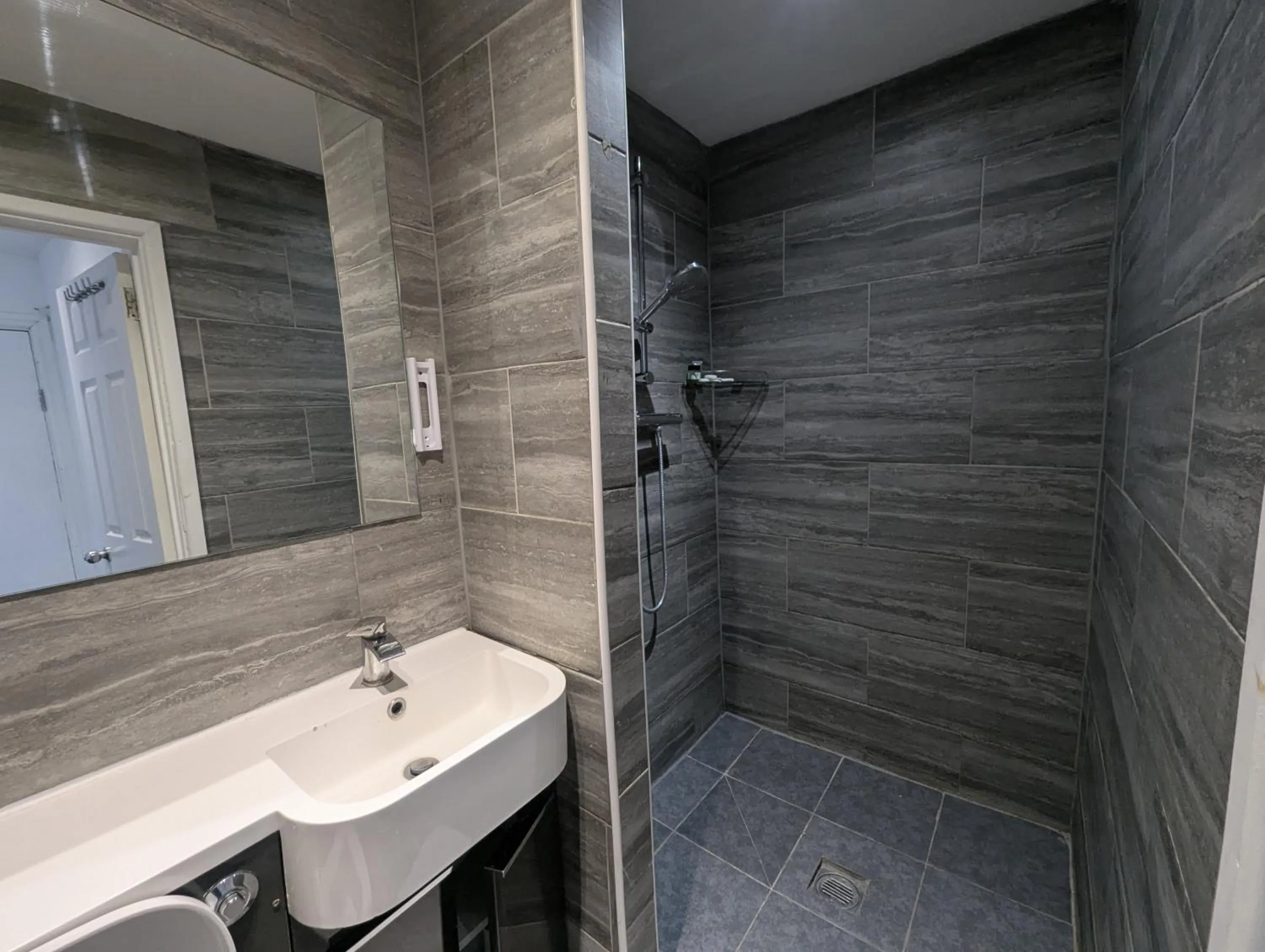 Bathroom in OYO Firs Lodge London Heathrow