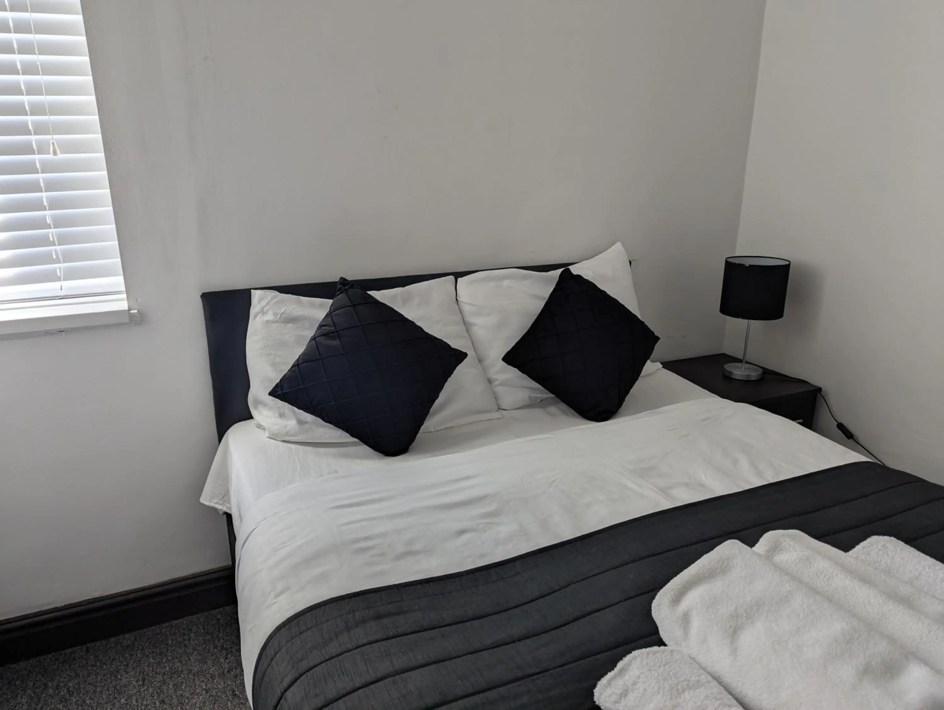 Bedroom, Bed in OYO Firs Lodge London Heathrow