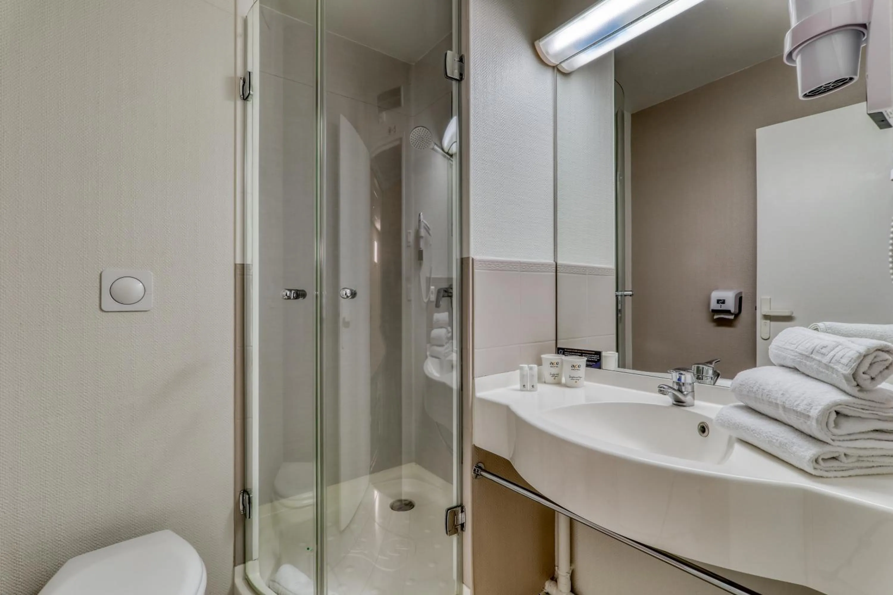 Bathroom in Ace Hôtel Clermont Ferrand La Pardieu