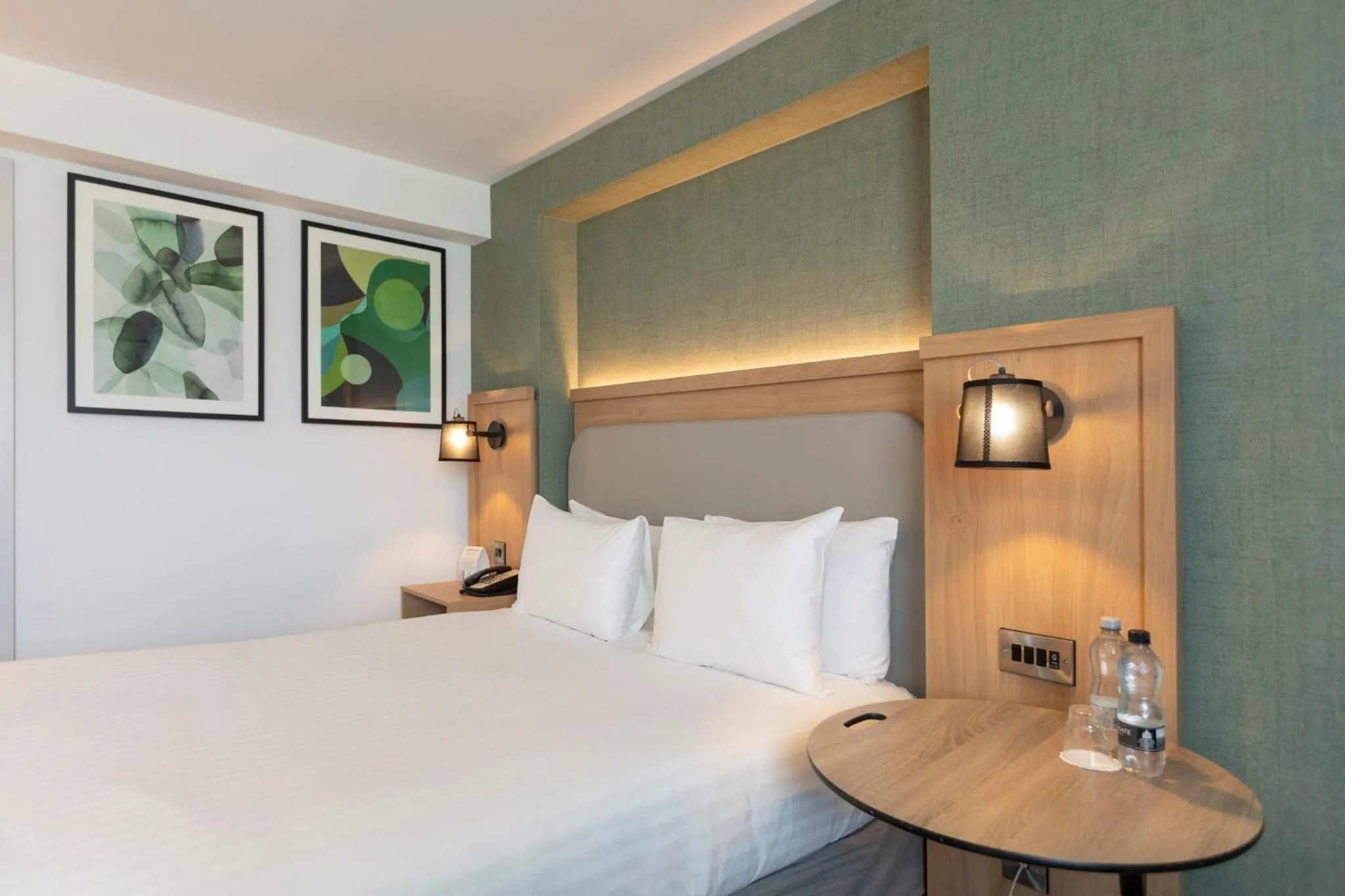 Photo of the whole room, Bed in Holiday Inn Brentwood by IHG