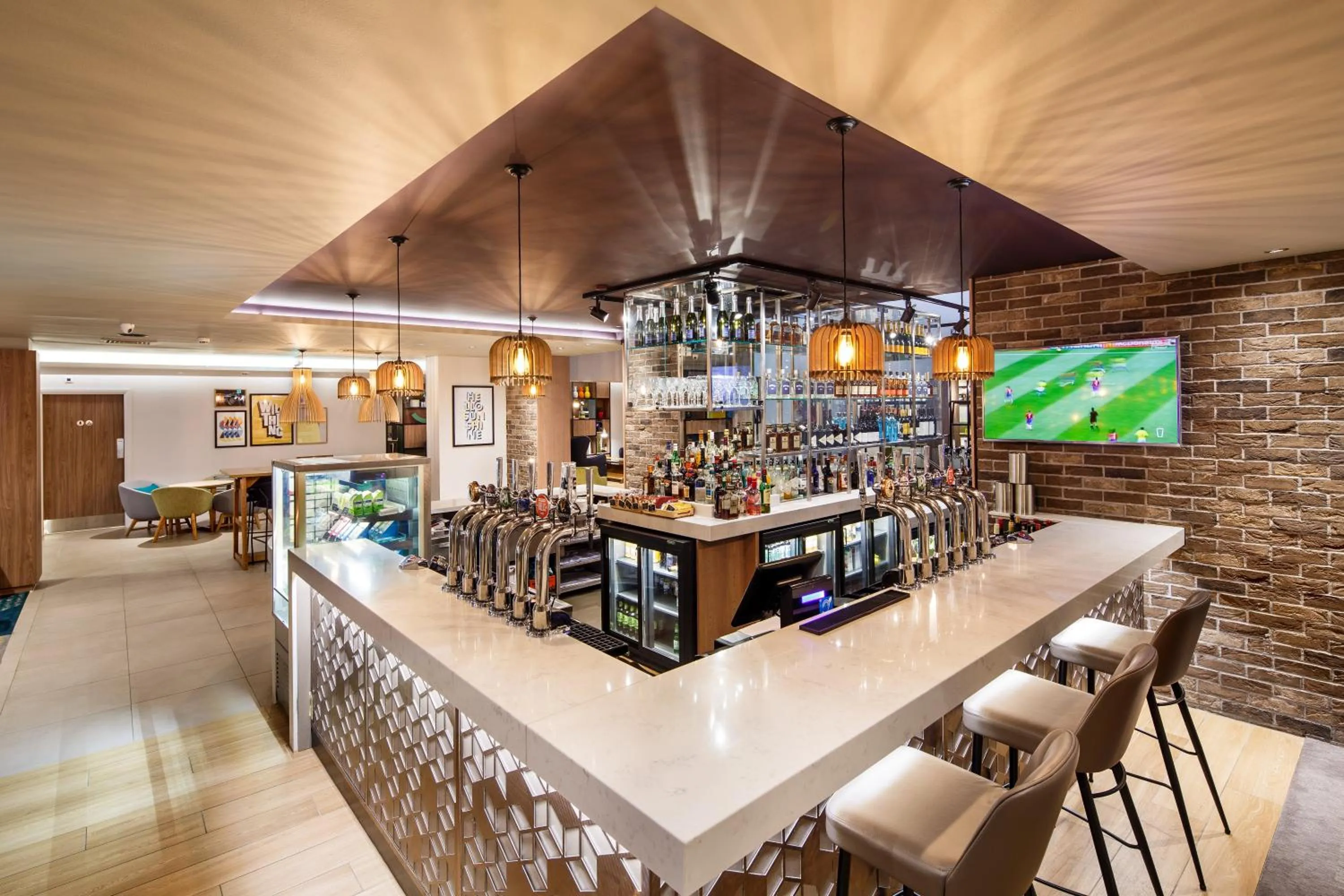 Lounge or bar in Holiday Inn Brentwood by IHG
