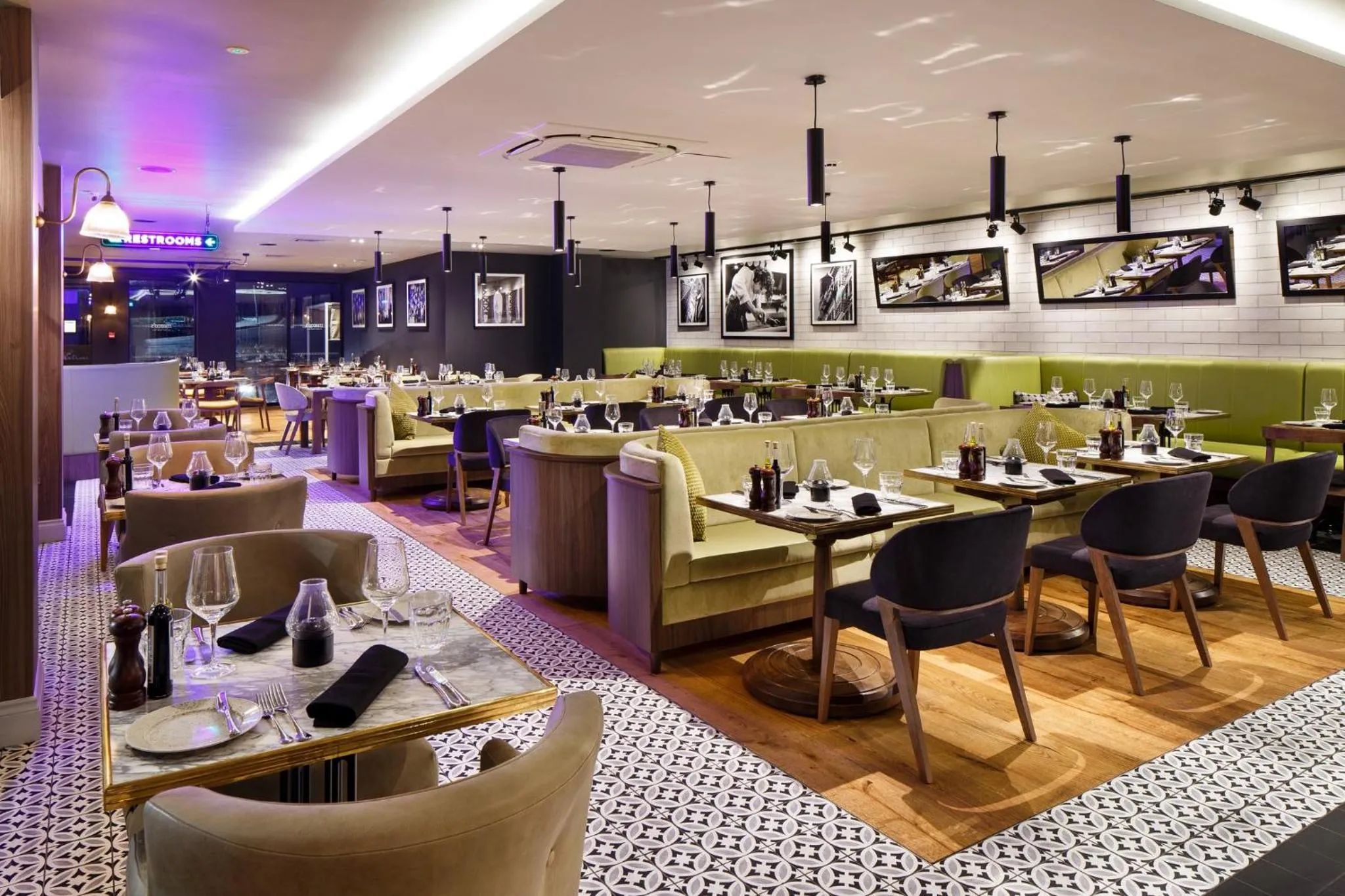 Restaurant/places to eat in Holiday Inn Brentwood by IHG