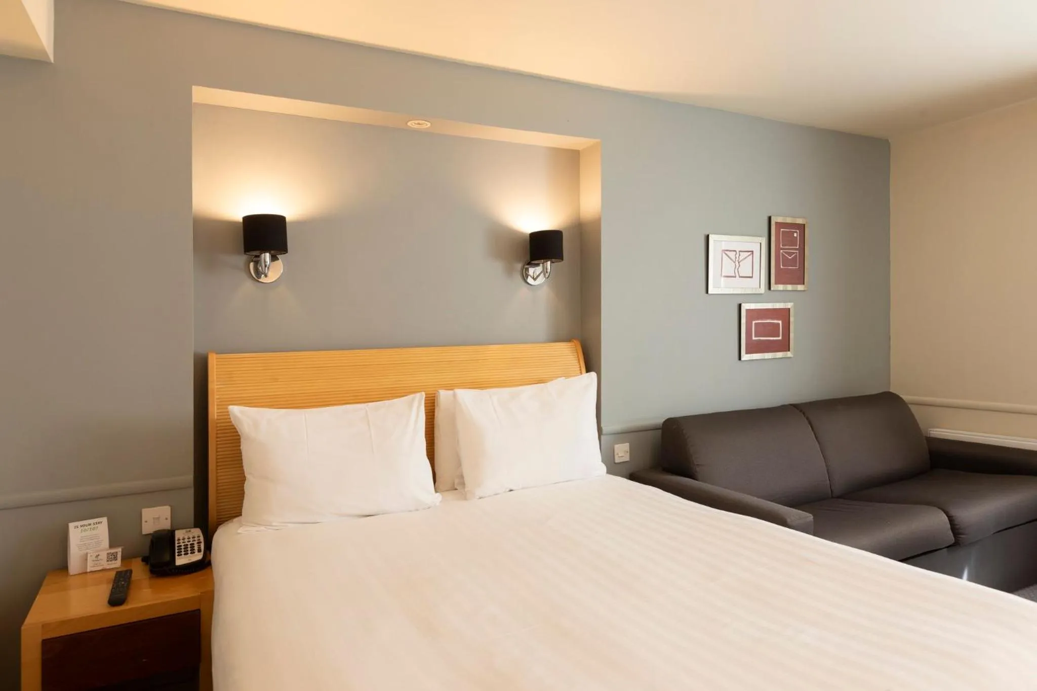 Photo of the whole room, Bed in Holiday Inn Brentwood by IHG