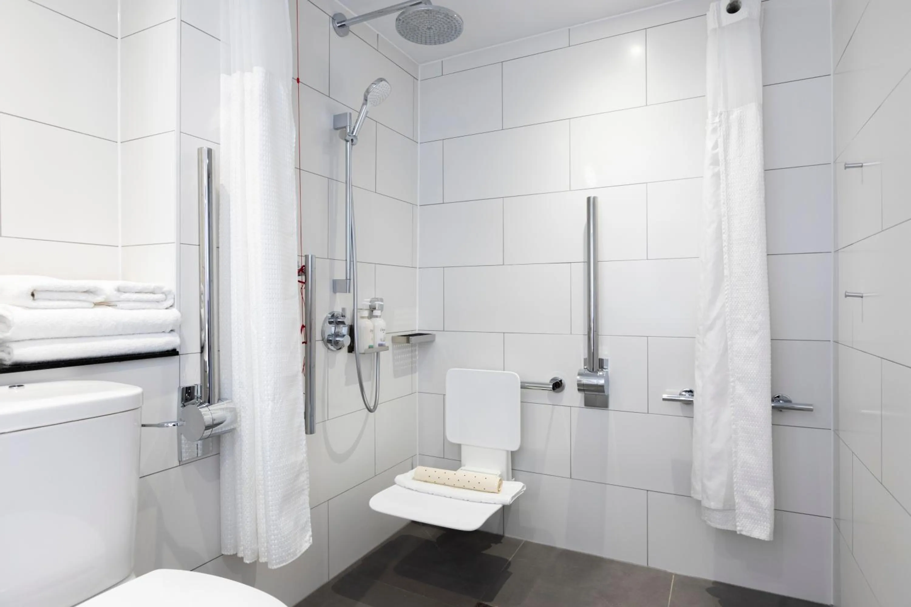 Bathroom in Holiday Inn Brentwood by IHG