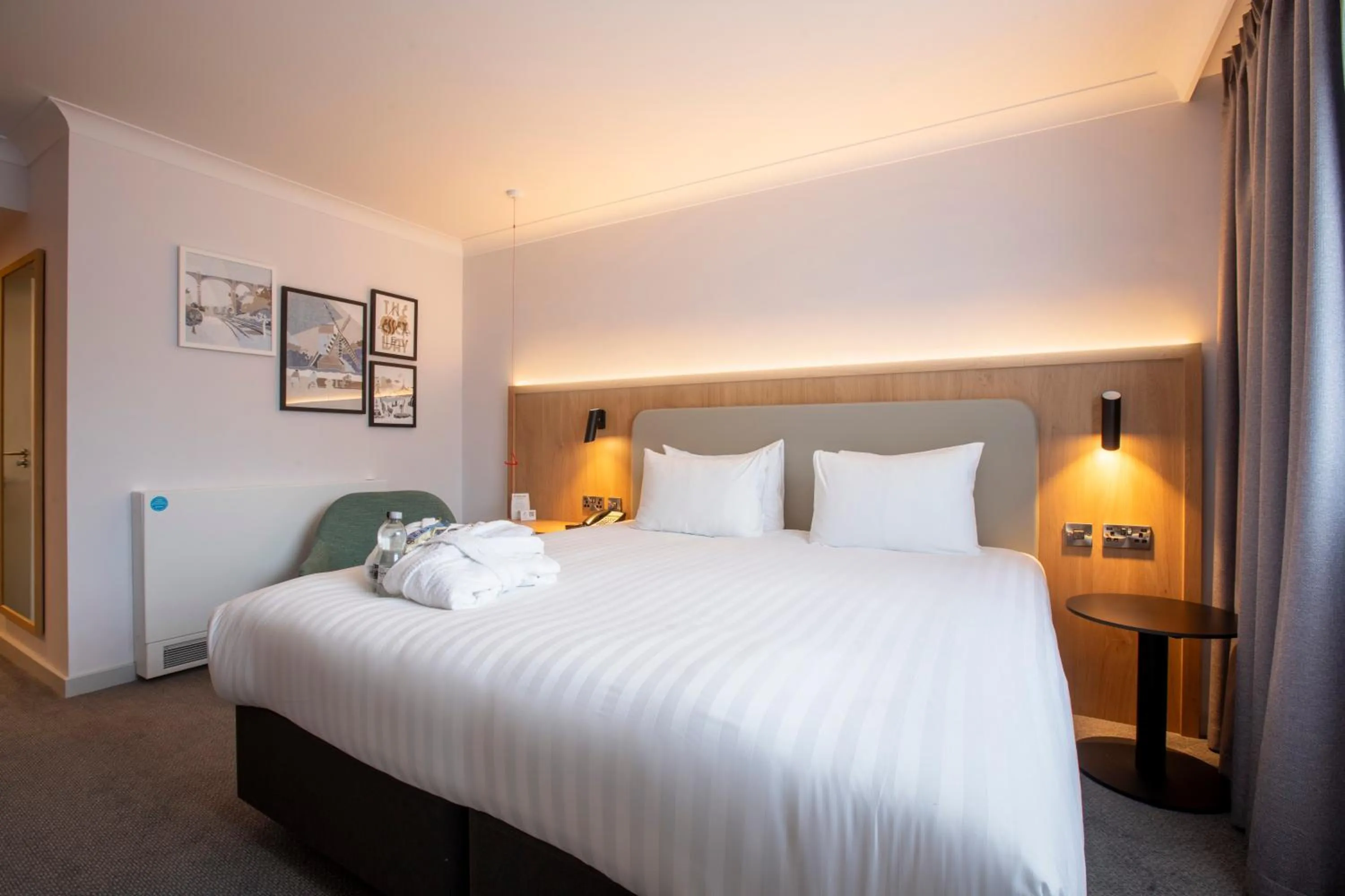 Bedroom, Bed in Holiday Inn Brentwood by IHG