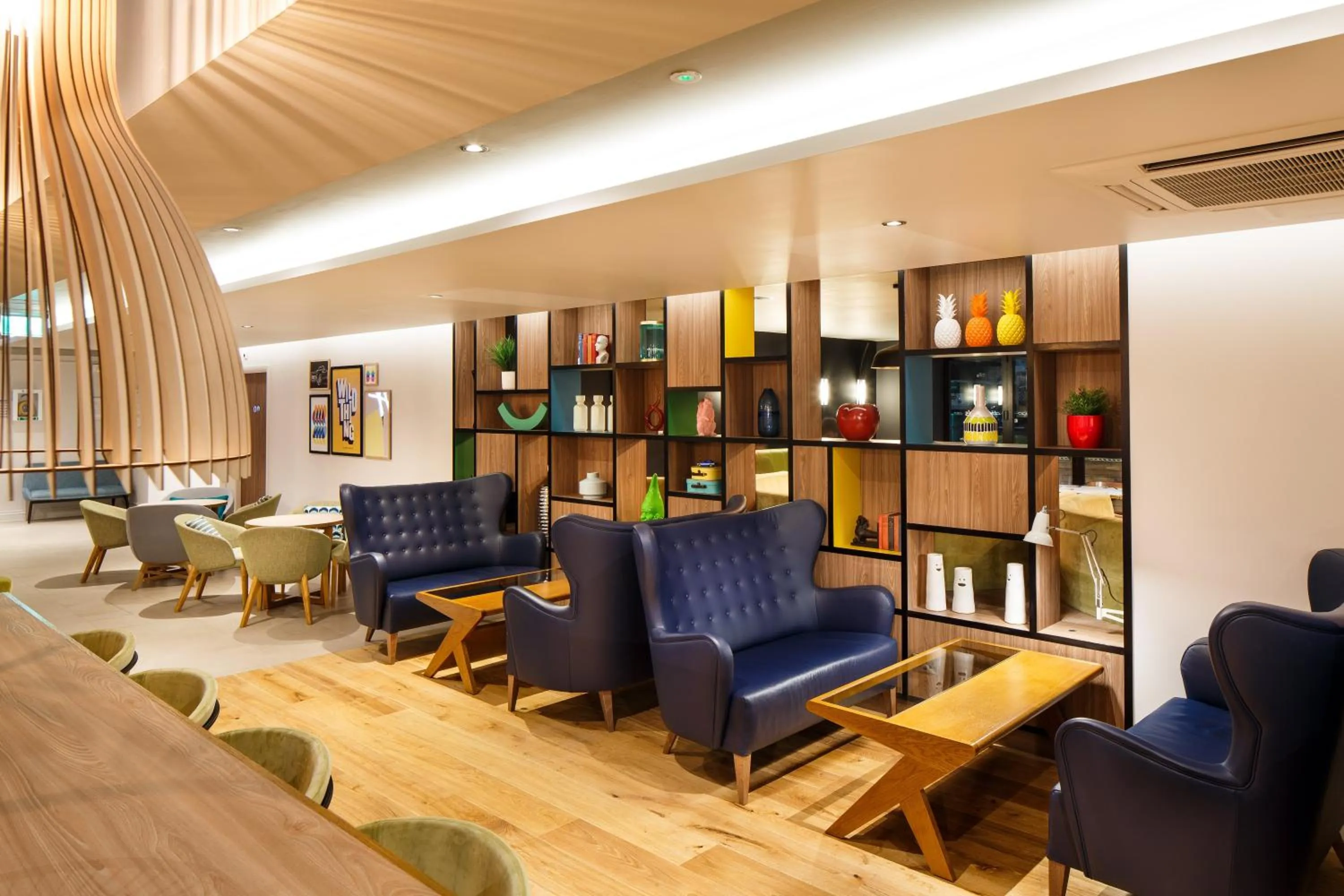 Lounge or bar in Holiday Inn Brentwood by IHG