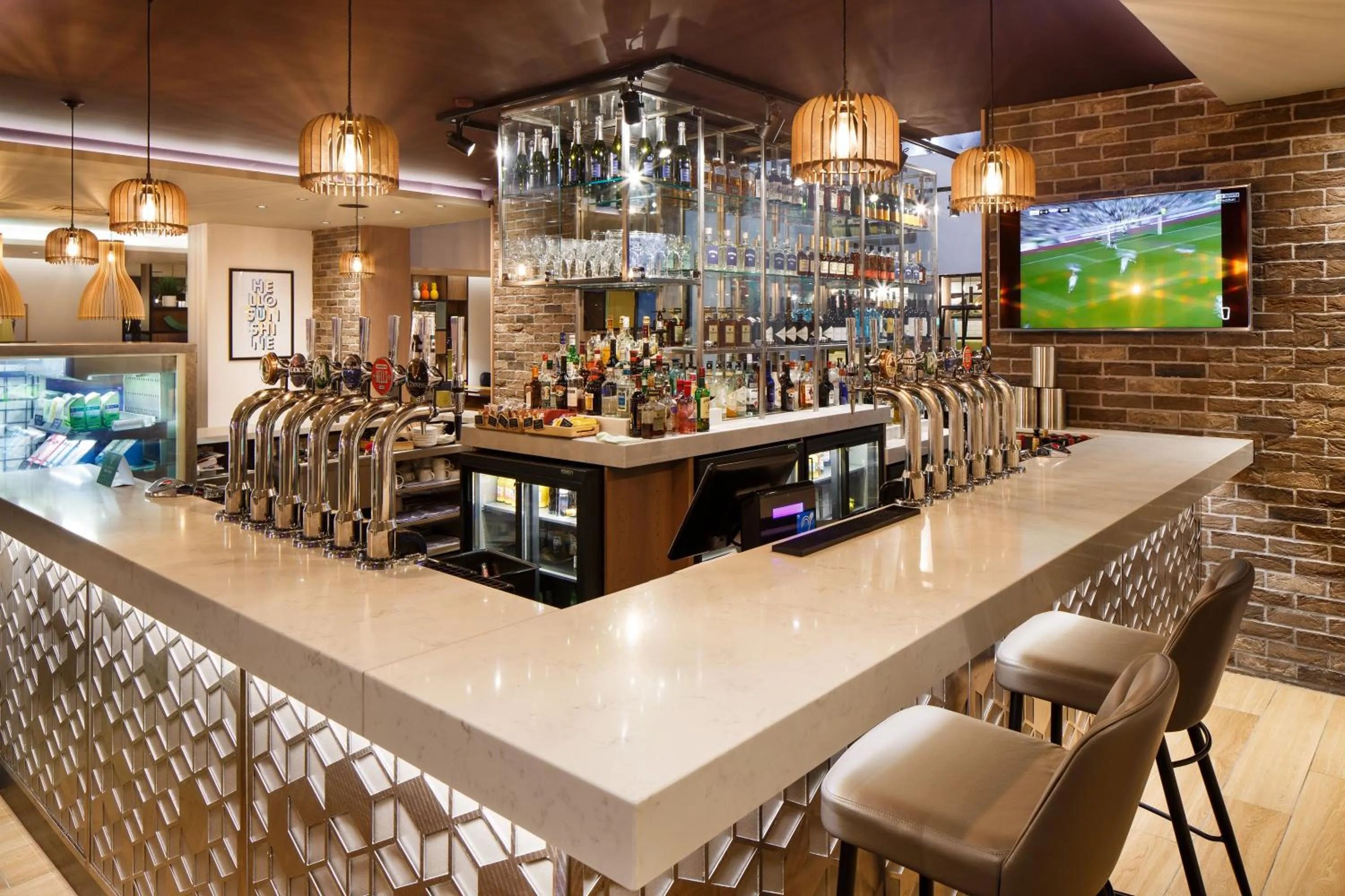 Lounge or bar in Holiday Inn Brentwood by IHG