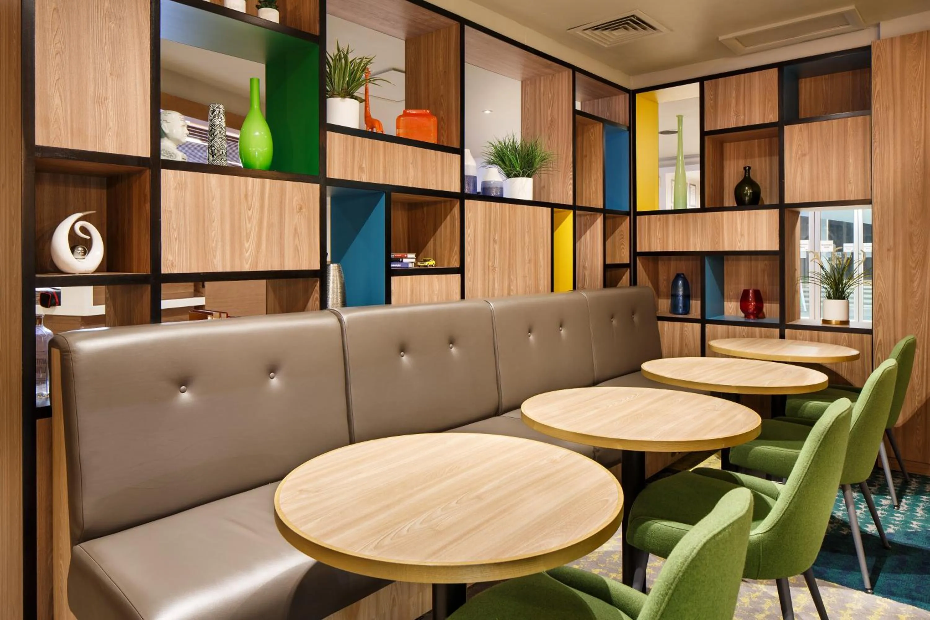 Lounge or bar in Holiday Inn Brentwood by IHG