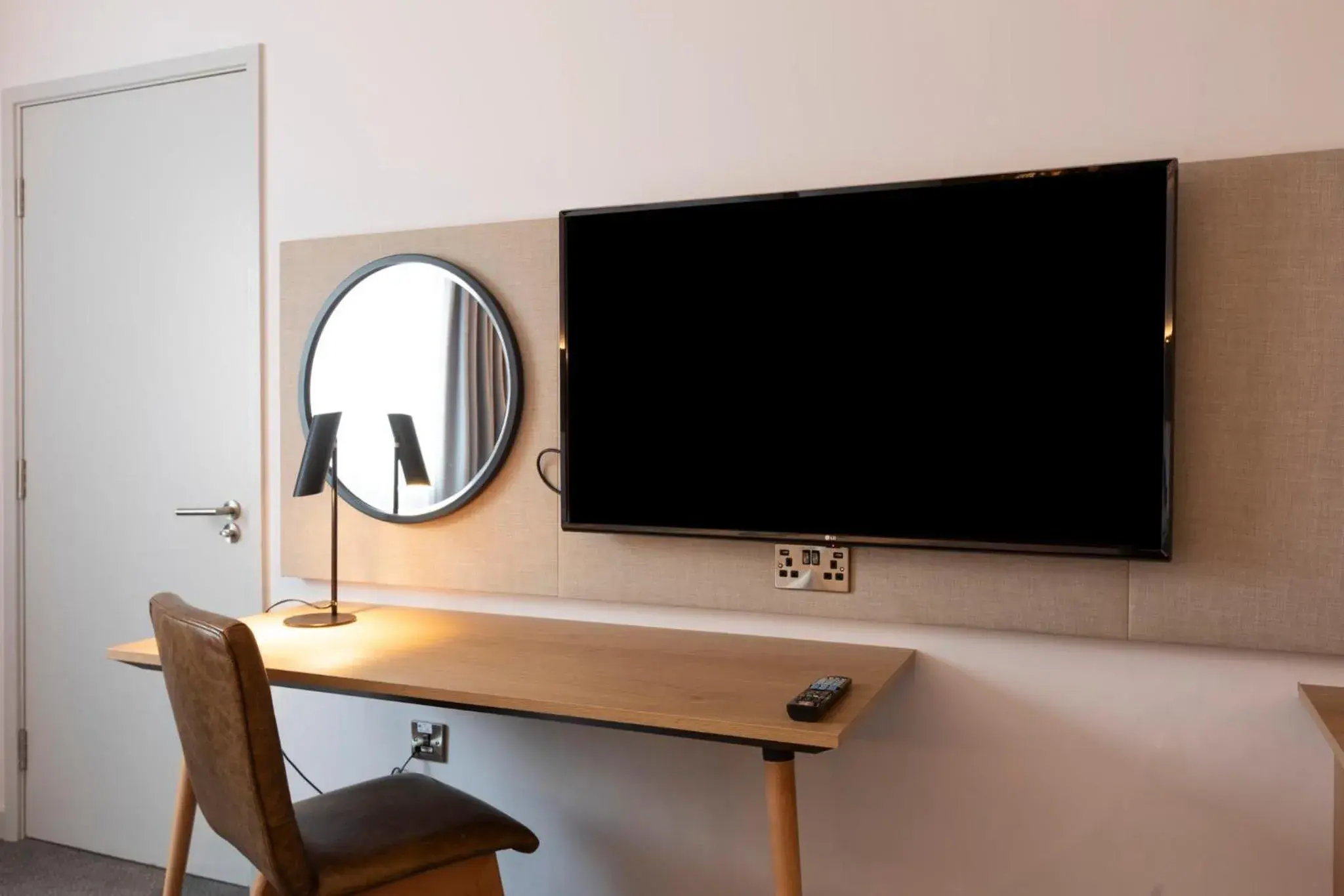 Standard Double Room - Disability Access in Holiday Inn Brentwood, an IHG Hotel Standard Double Room - Disability Access in Holiday Inn Brentwood, an IHG Hotel