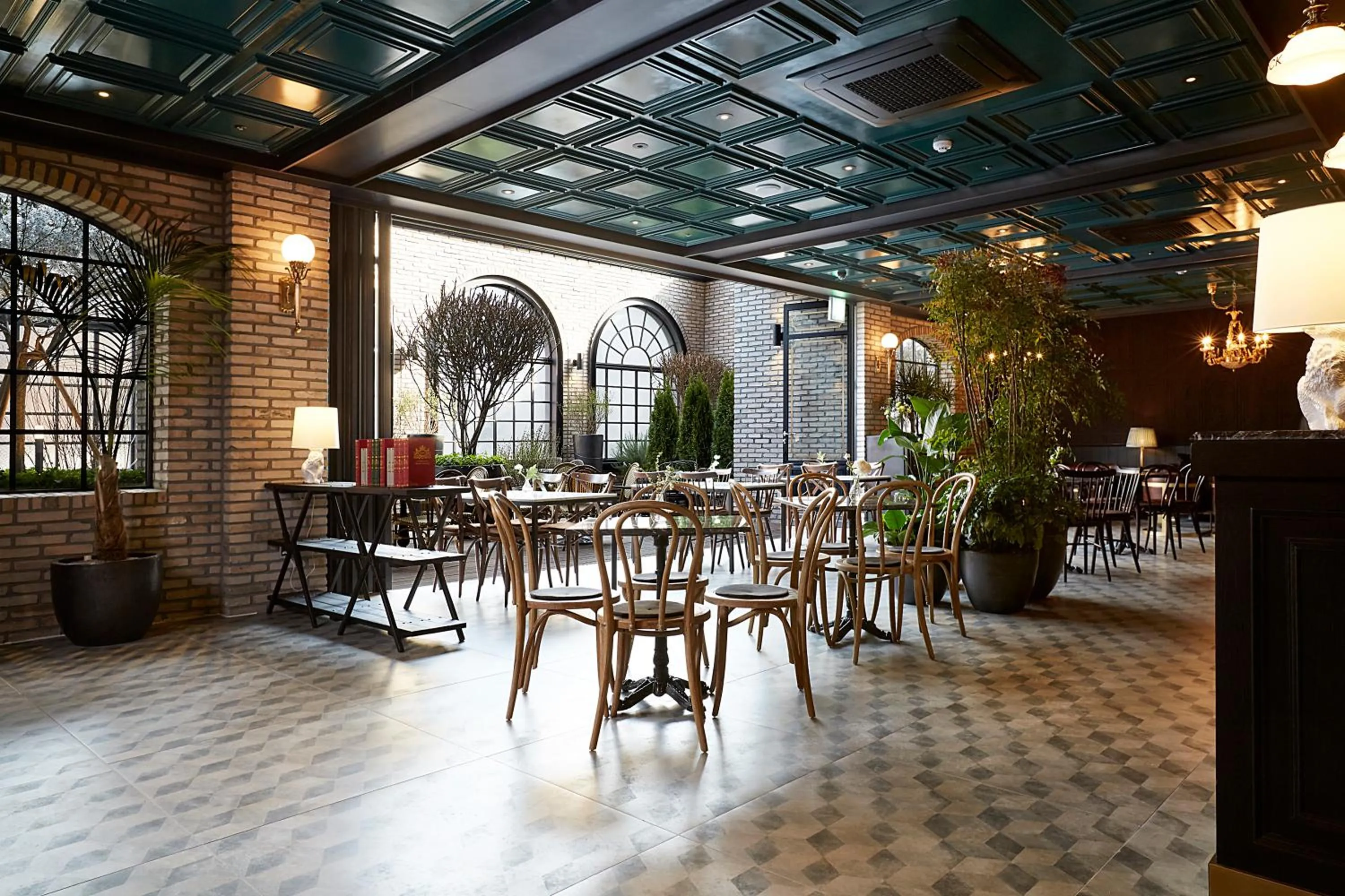 Restaurant/places to eat in 9 Brick Hotel