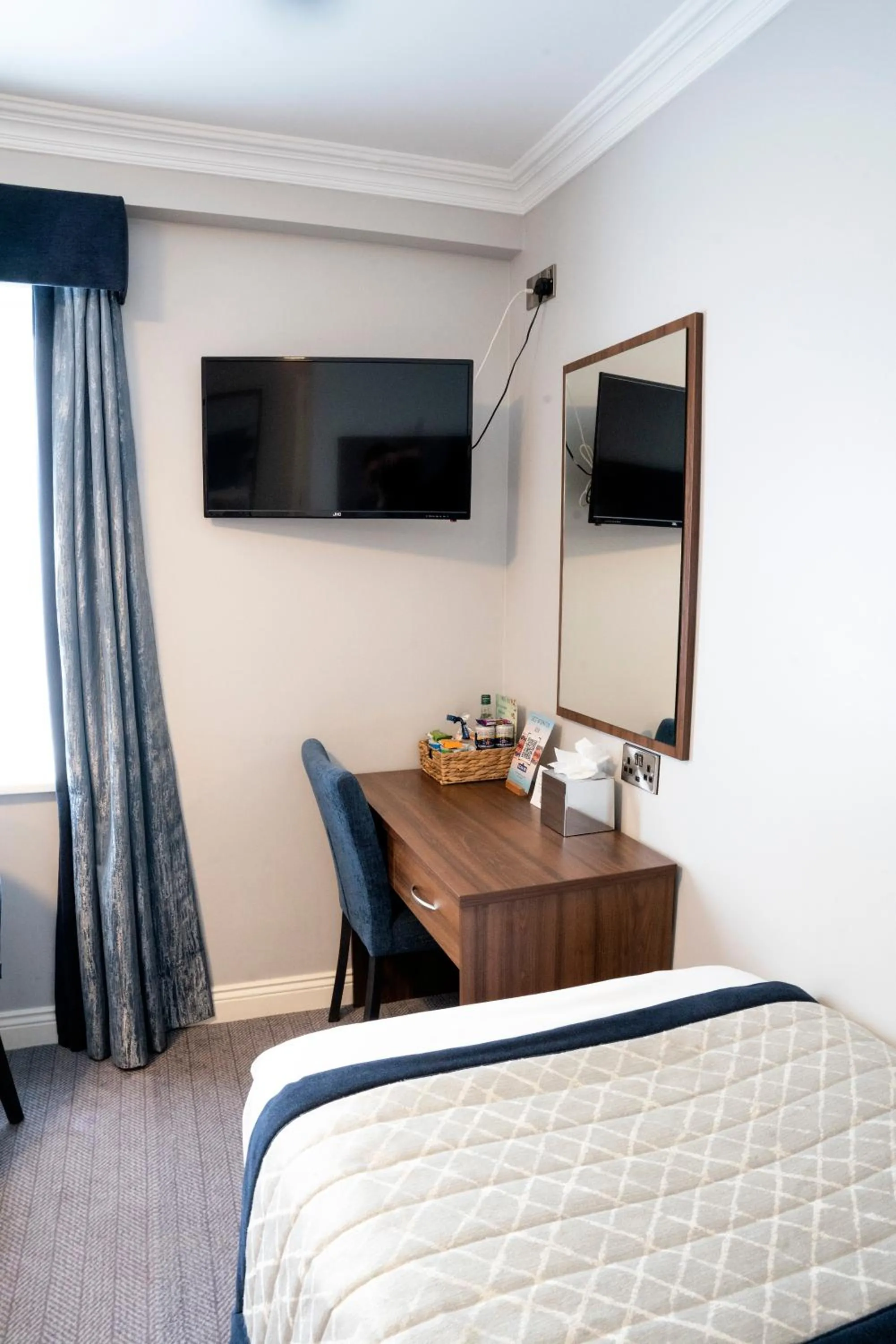 hair dresser, Bed in The Western Hotel