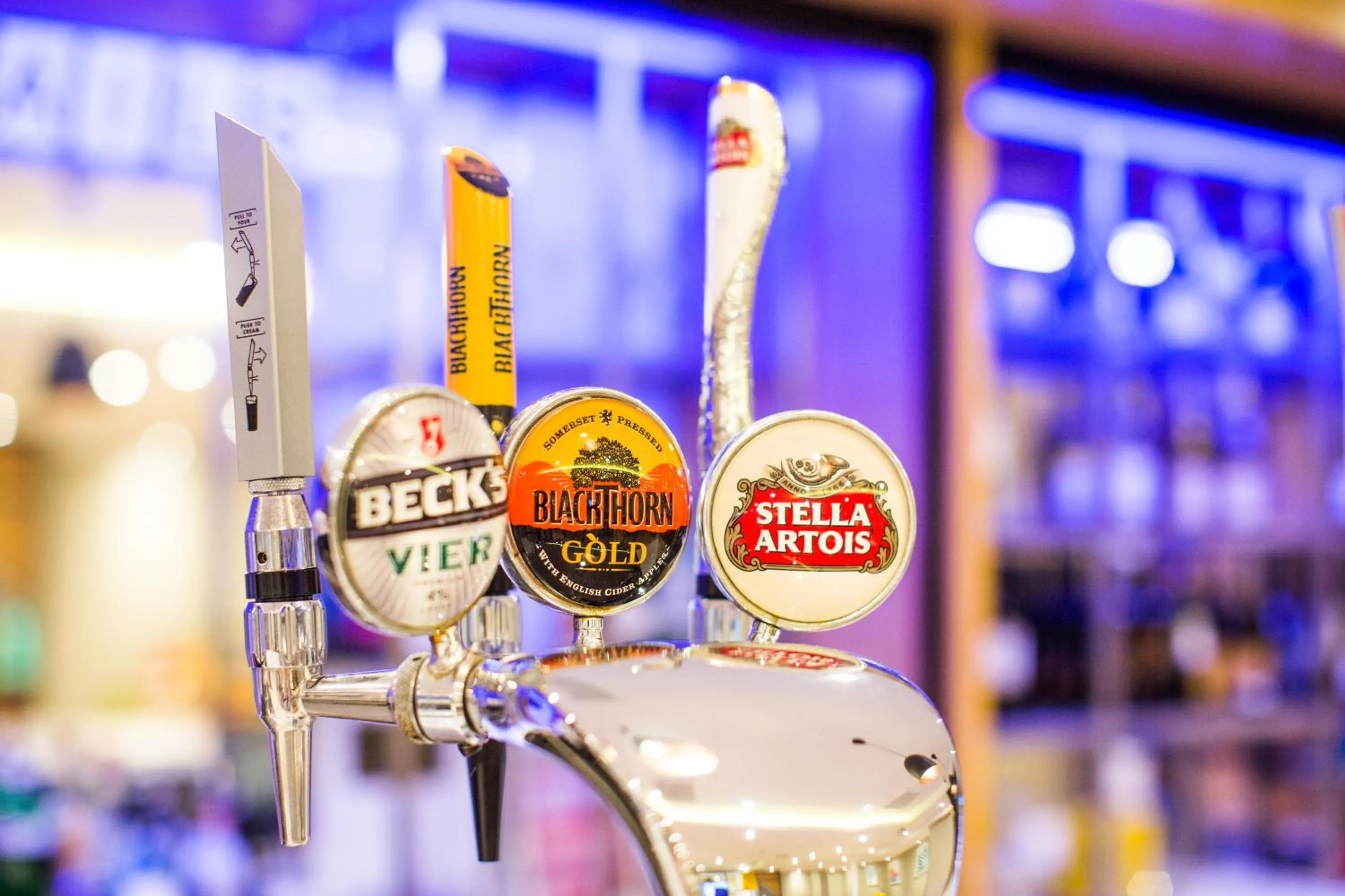 Lounge or bar in Holiday Inn London - Gatwick Airport by IHG