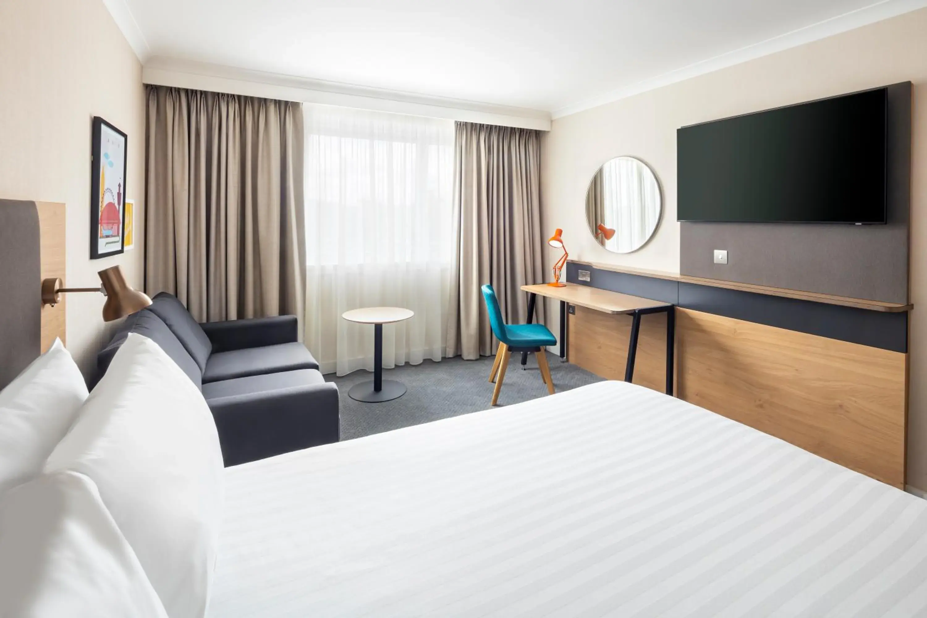 Standard Queen Room with Single Sofa Bed in Holiday Inn London - Gatwick Airport by IHG Standard Queen Room with Single Sofa Bed in Holiday Inn London - Gatwick Airport by IHG