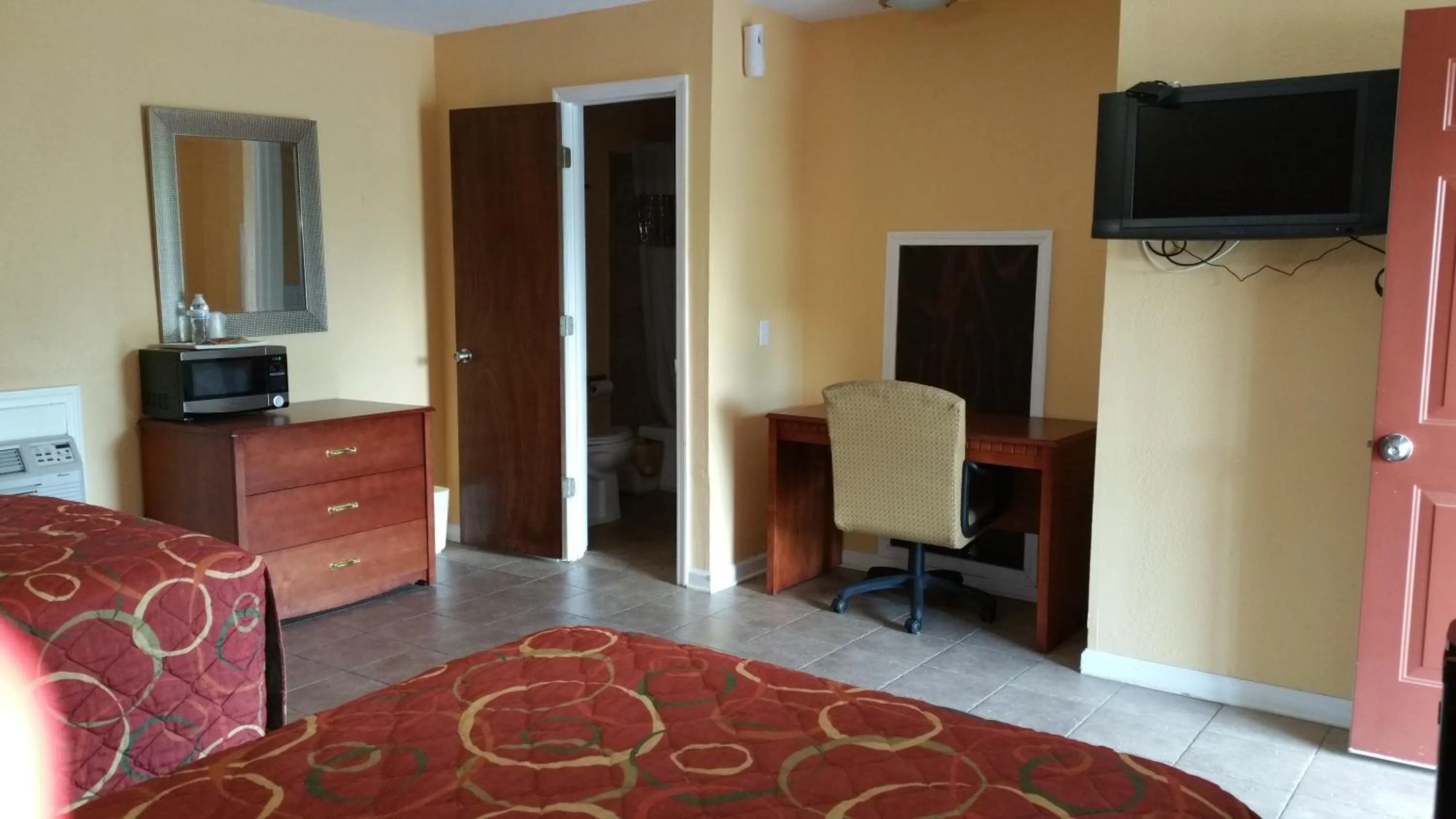 Bedroom, Bed in Budget Inn