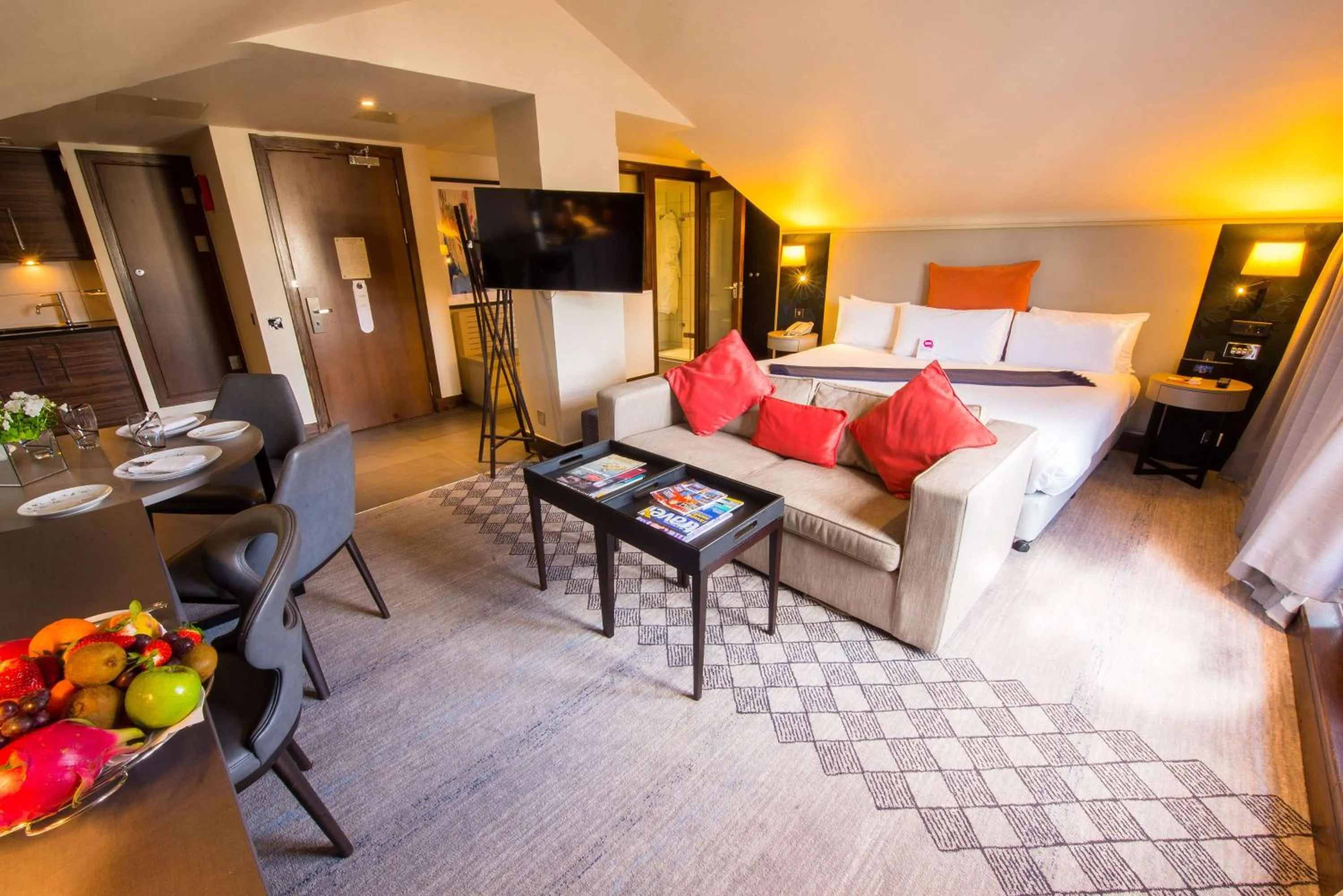 Living room, Bed in Doubletree By Hilton London Kensington