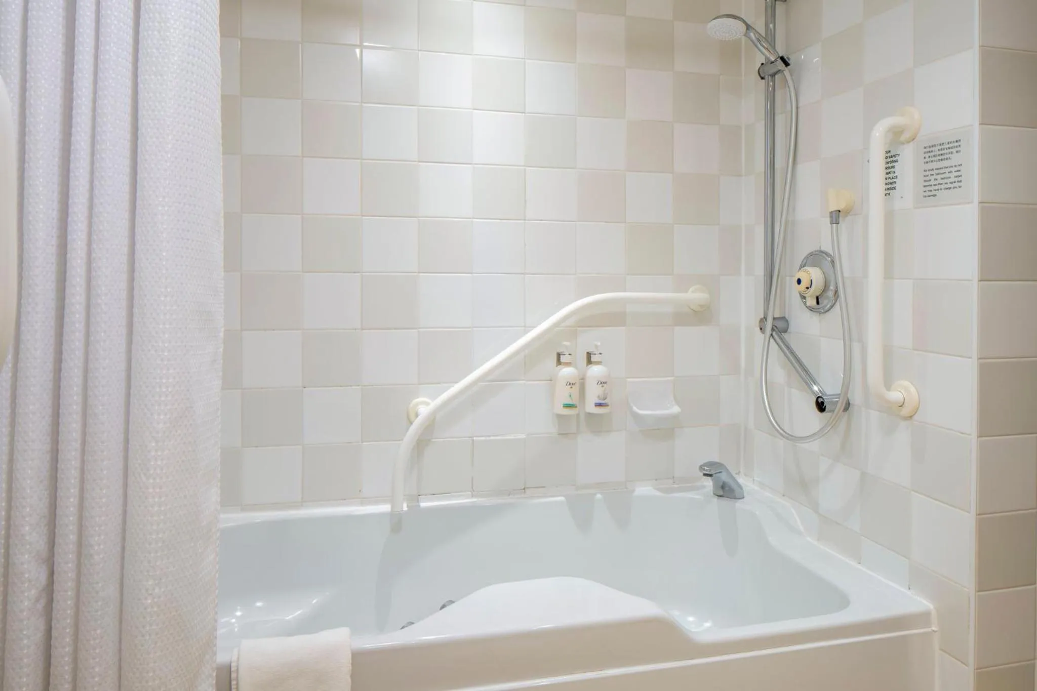 Photo of the whole room in Holiday Inn Edinburgh Zoo by IHG